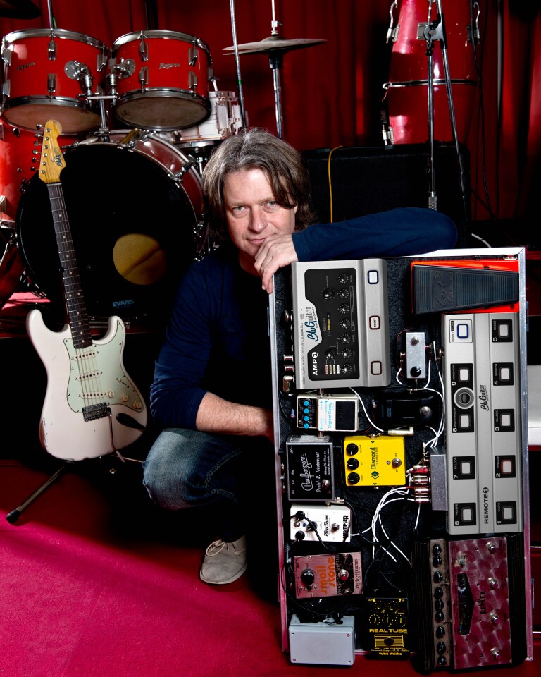 Strat King Thomas Blug with the Amp1 secured to his pedalboard via the Easylock magnetic attachment system