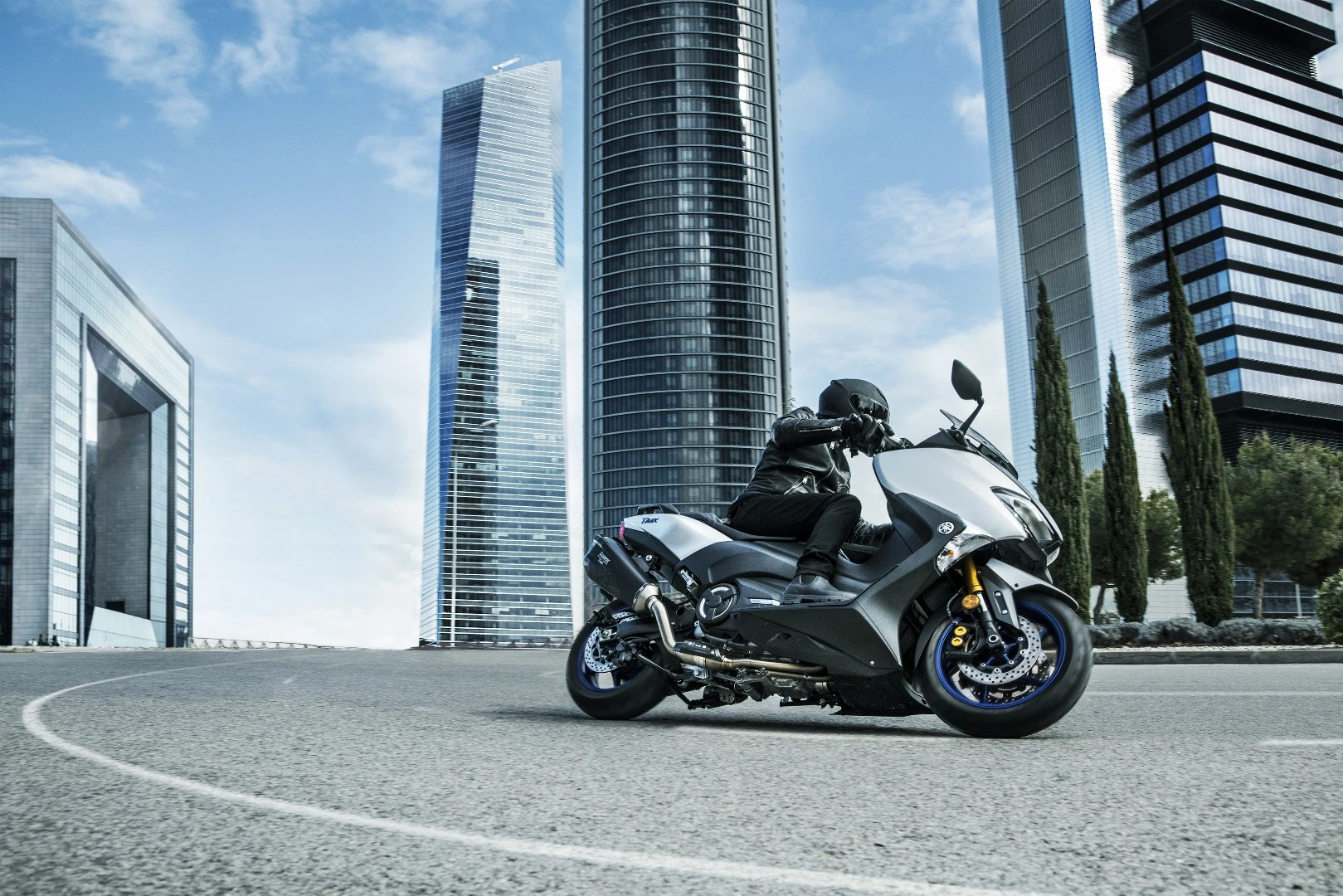 2018 Yamaha TMAX SX Sport Edition: sporty handling for nearly 20 years, thanks to motorcycle-adjacent geometry
