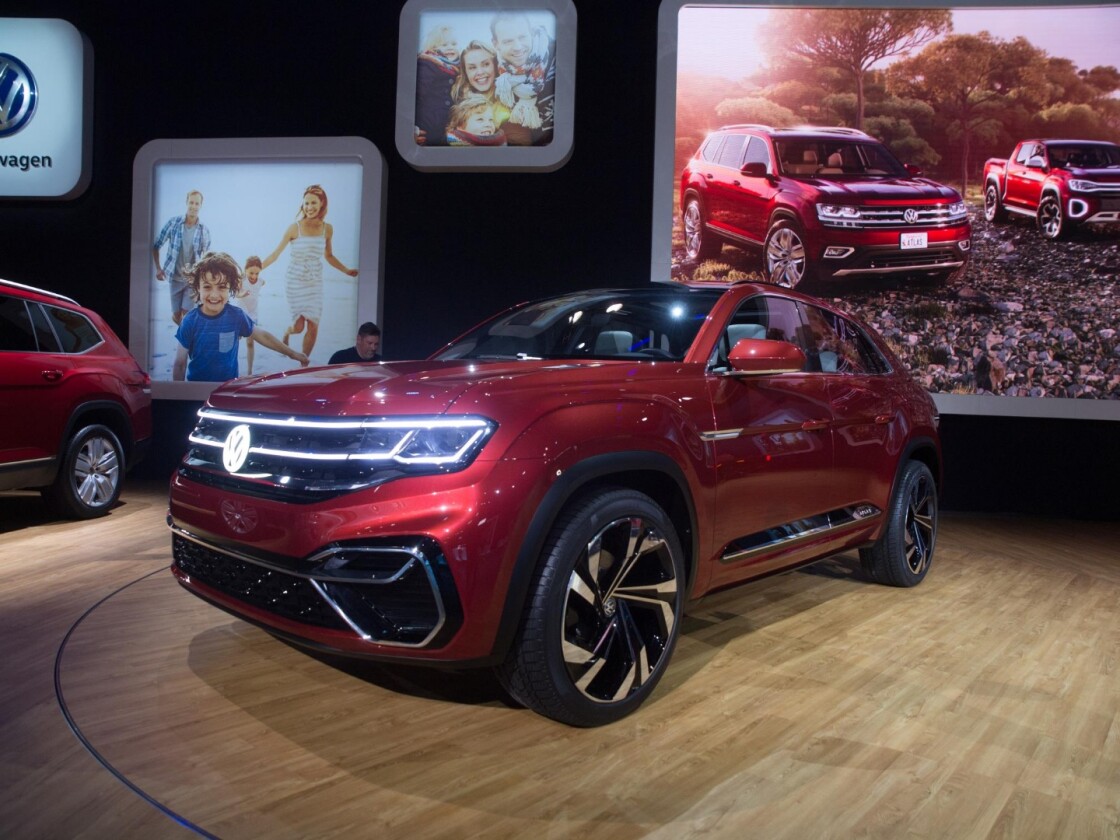 The Atlas Cross Sport measures 7.5 in (19 cm) shorter than the production seven-seat Atlas and uses a 355-hp plug-in hybrid powertrain