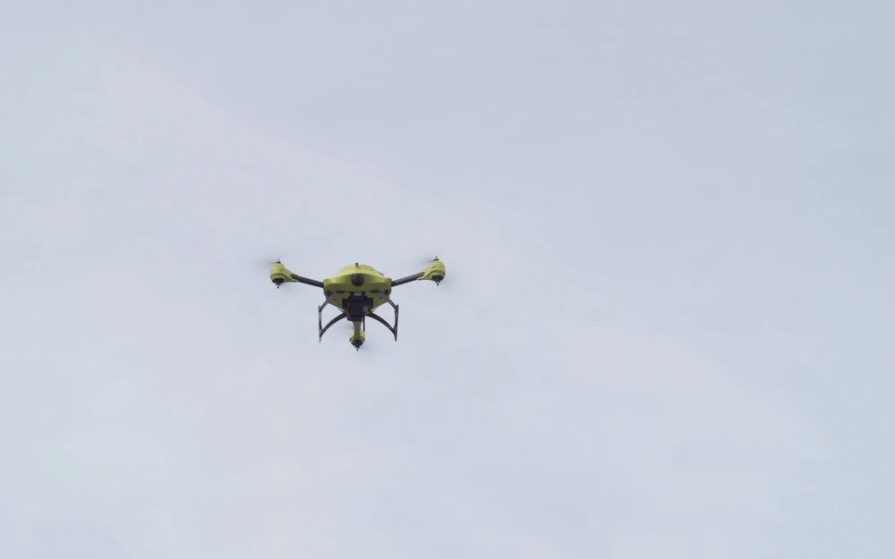 Able to fly at around 100 km/h (62 mph), the drone makes its way to the scene with defibrillator on board