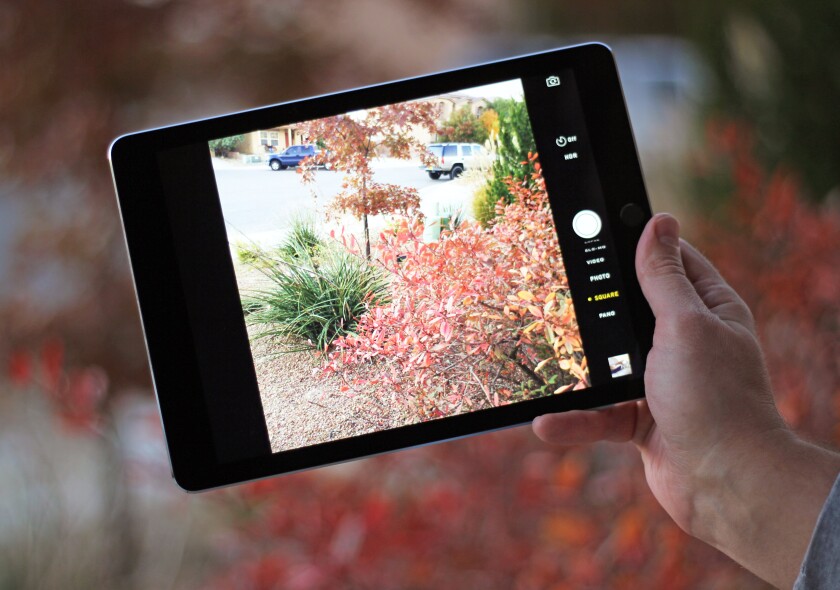 Taking pictures with the iPad Air 2's 8 MP camera (Photo: Will Shanklin/Gizmag.com)