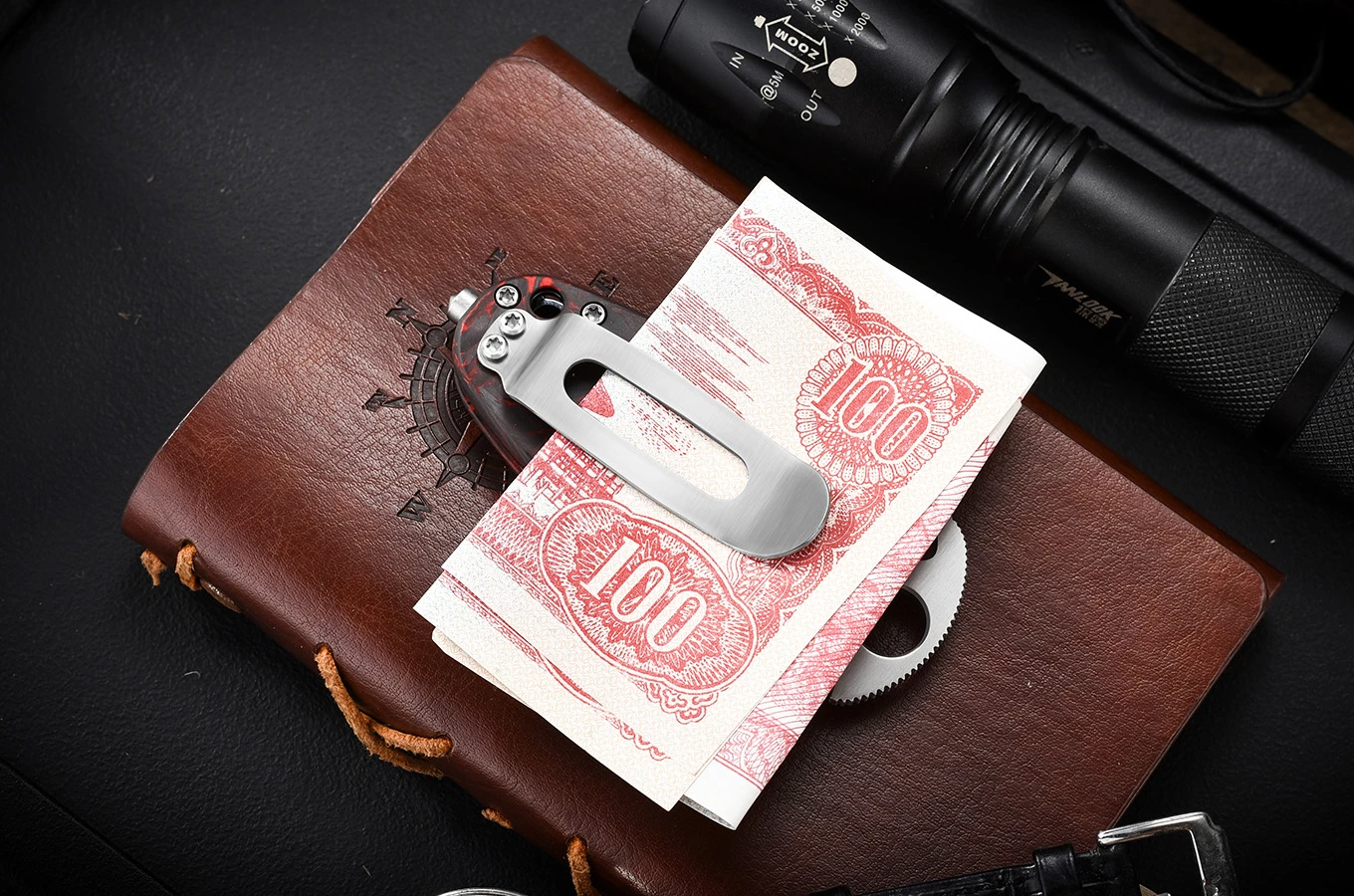 The clip on the rear can securely hold your cash and cards, or keep the knife secure in a pocket