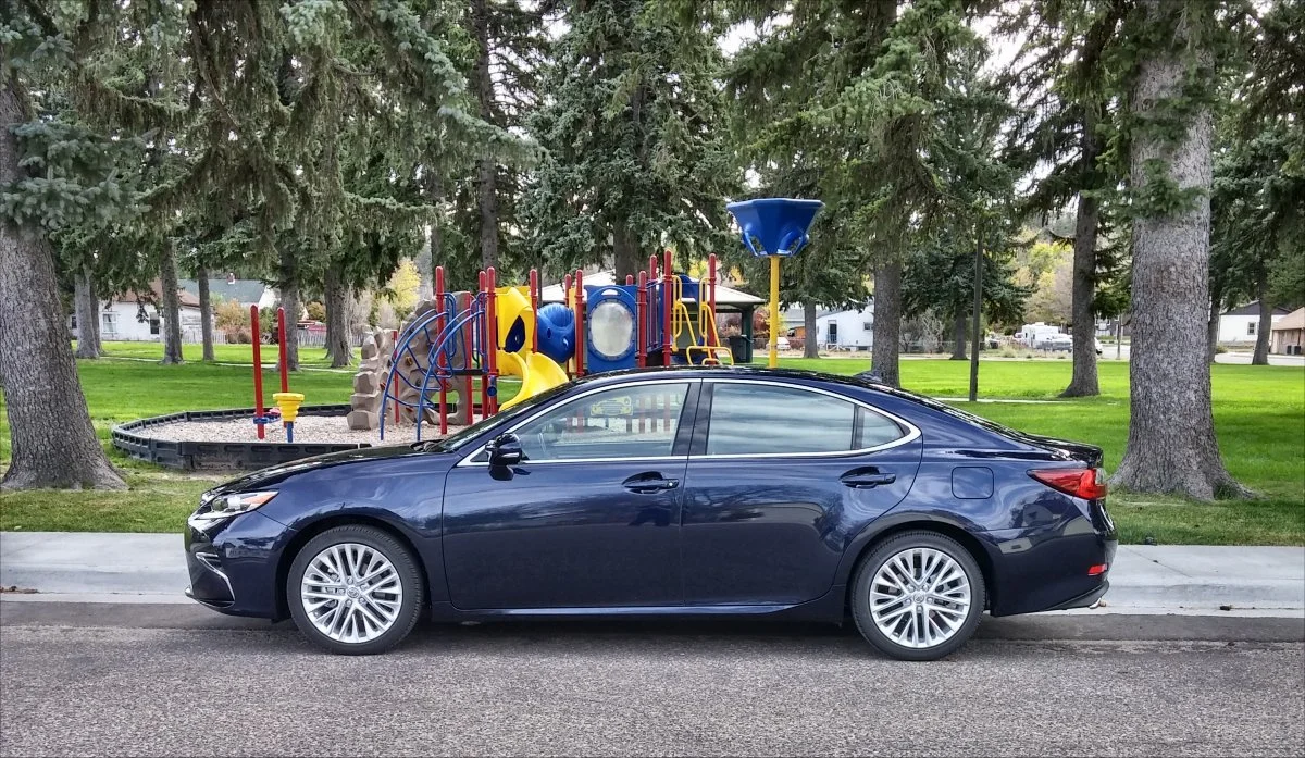 The Environmental Protection Agency rates the 2016 Lexus ES 350 at 24 mpg (10 L/100 km) combined