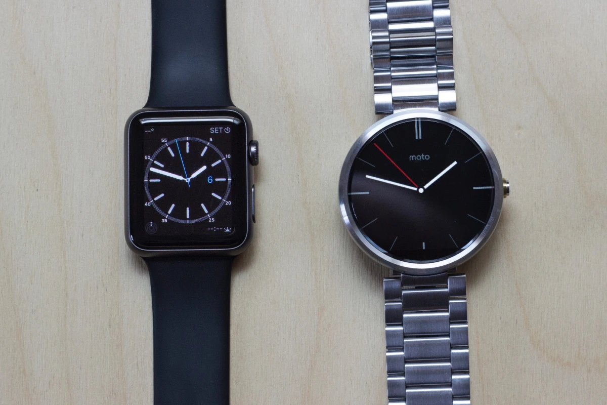 Gizmag takes a quick hands-on look at the 42 mm Apple Watch Sport (left) and the silver Moto 360 (Photo: Will Shanklin/Gizmag.com)