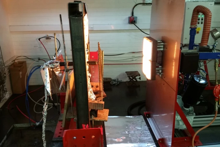 Researchers from Empa tested a SAP-containing concrete slab with a radiant heater. Some discolouring emerged at the surface of the concrete element, but no severe damage occurred