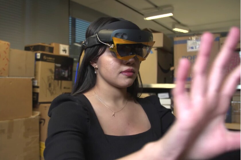 Un casco de realidad aumentada combina la visión por ordenador y la percepción inalámbrica para localizar automáticamente un objeto específico oculto a la vista, quizá dentro de una caja o debajo de una pila, y guiar al usuario para que lo recupere. Crédito: MIT News Un casco de realidad aumentada combina la visión por ordenador y la percepción inalámbrica para localizar automáticamente un objeto específico oculto a la vista, quizá dentro de una caja o debajo de una pila, y guiar al usuario para que lo recupere. Crédito: MIT News