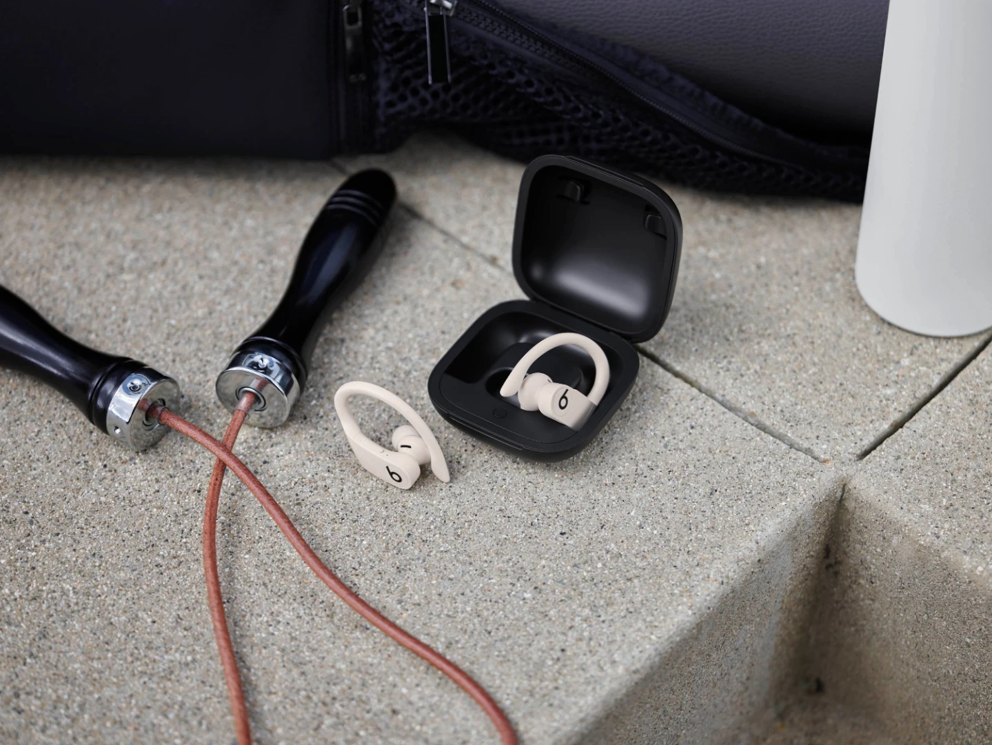 The flagship feature of the Powerbeats Pro is undoubtedly the nine hours of listening time before the battery runs dry