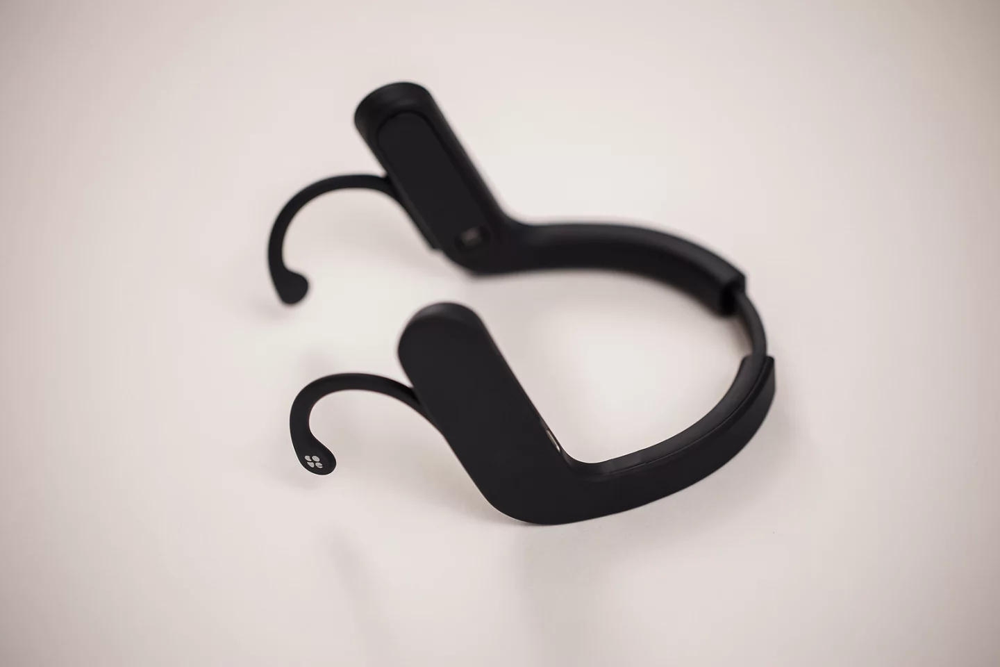 The neckband applies gentle vibrations to the skull, to target the brain's stress centers