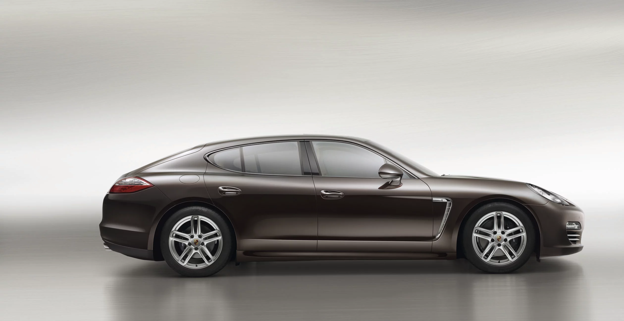Porsche Panamera Platinum Edition exterior in mahogany metallic