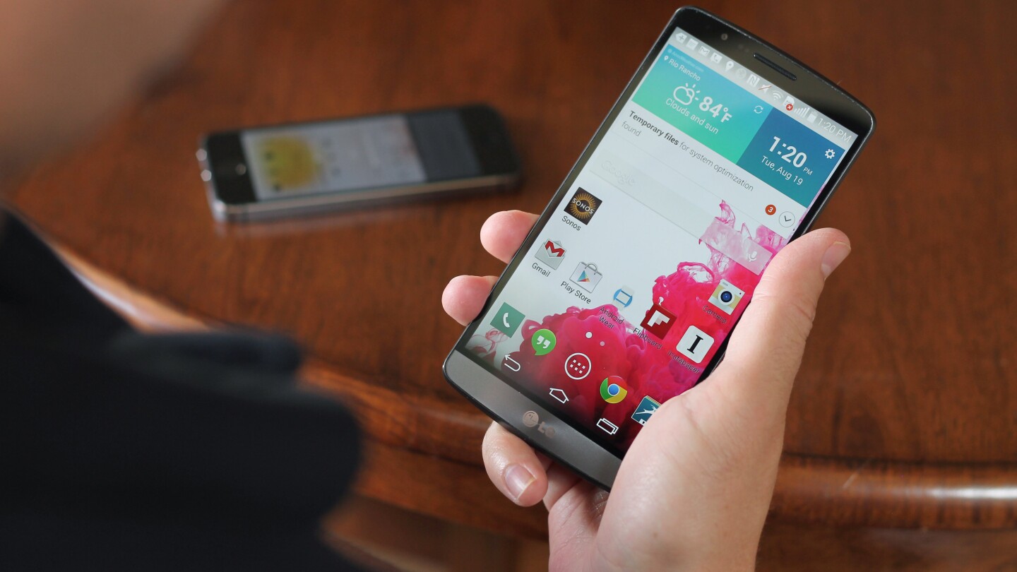 The G3 is surprisingly light for its size, coming in at 149 g (5.26 oz) (Photo: Will Shanklin/Gizmag.com)