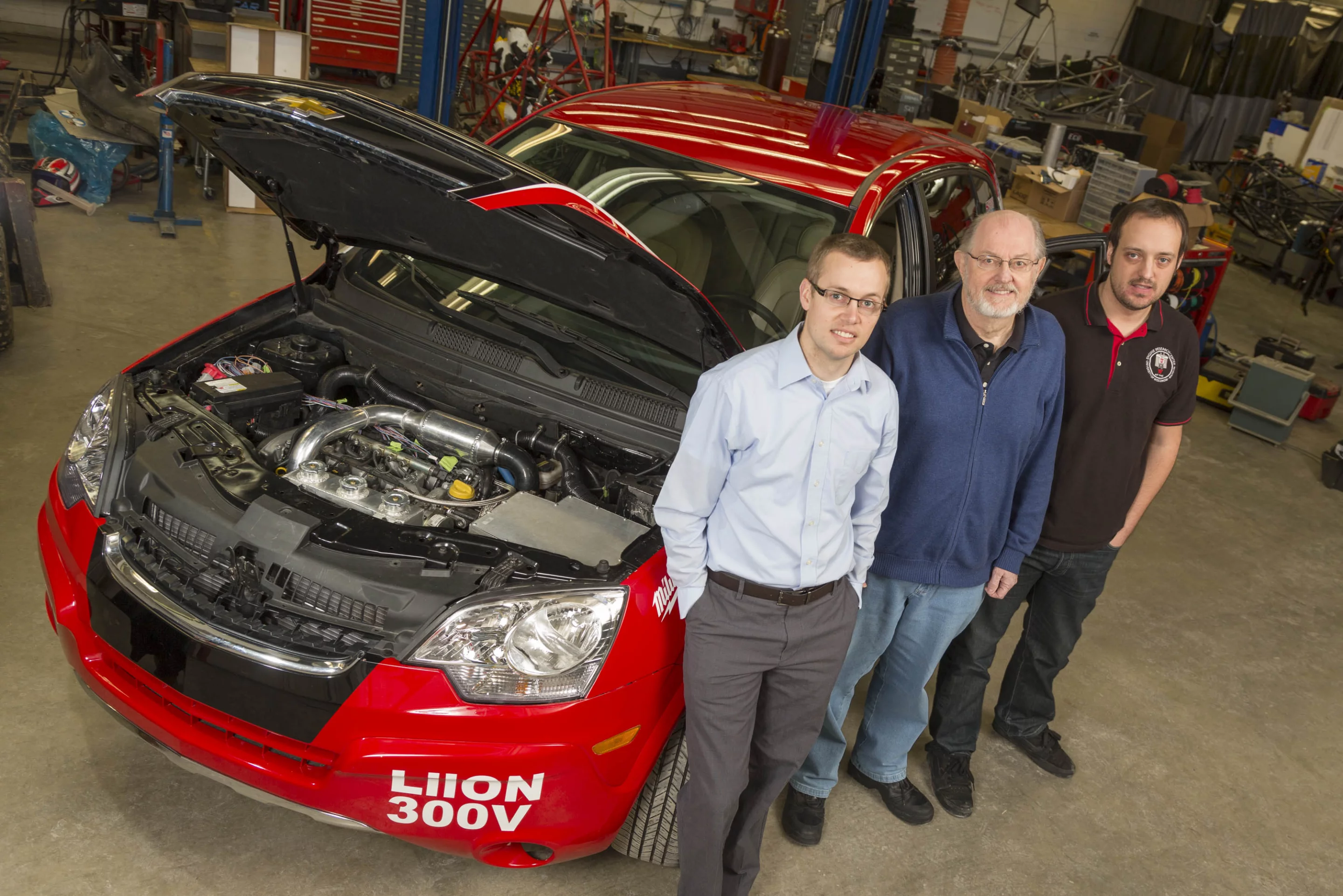 Prof. Rolf Reitz (center) and members of his student team with the RCCI-powered Saturn