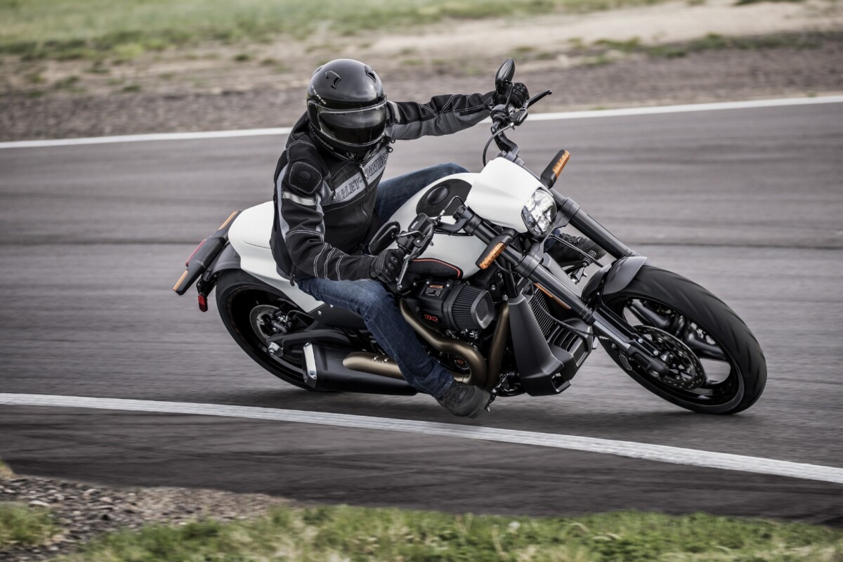 2019 Harley-Davidson FXDR 114: forward foot controls and drag bars will make this an aggressive ride