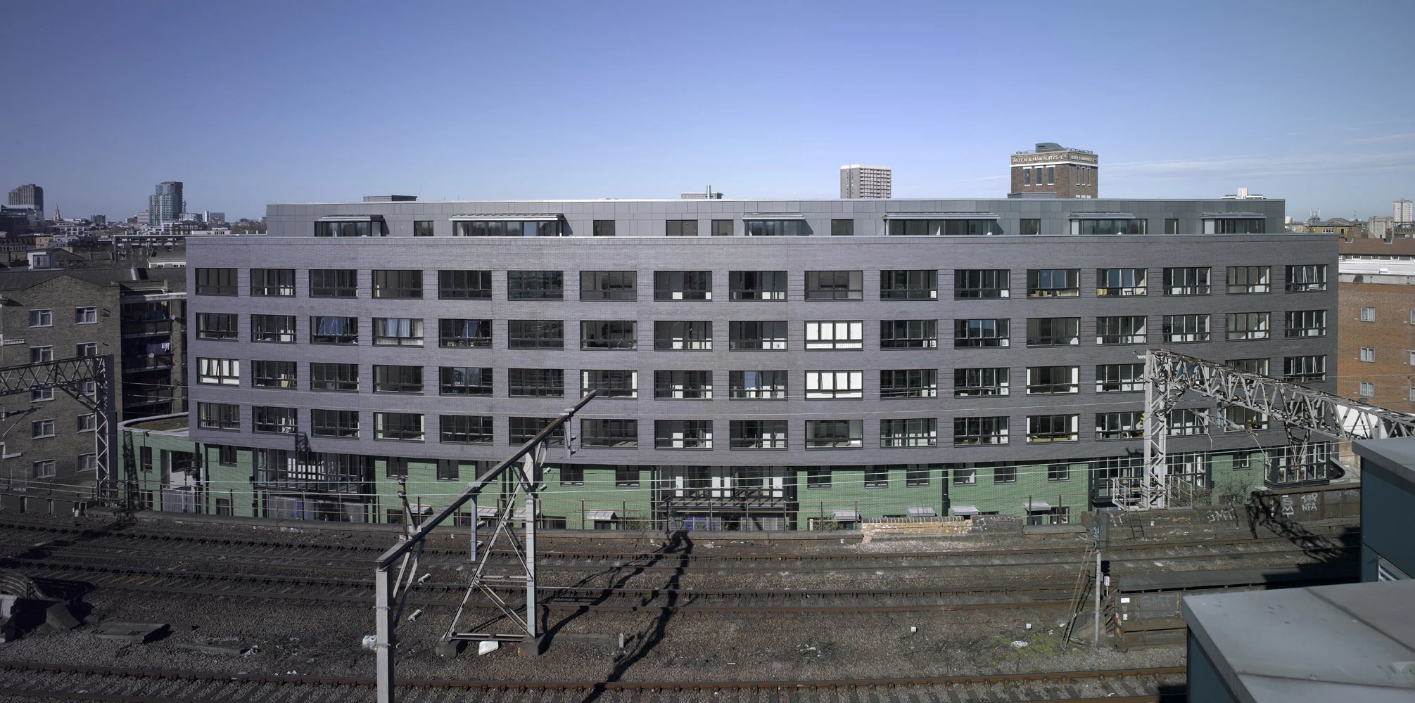 The building curves in response to the railway viaduct (Image: Nick Kane)