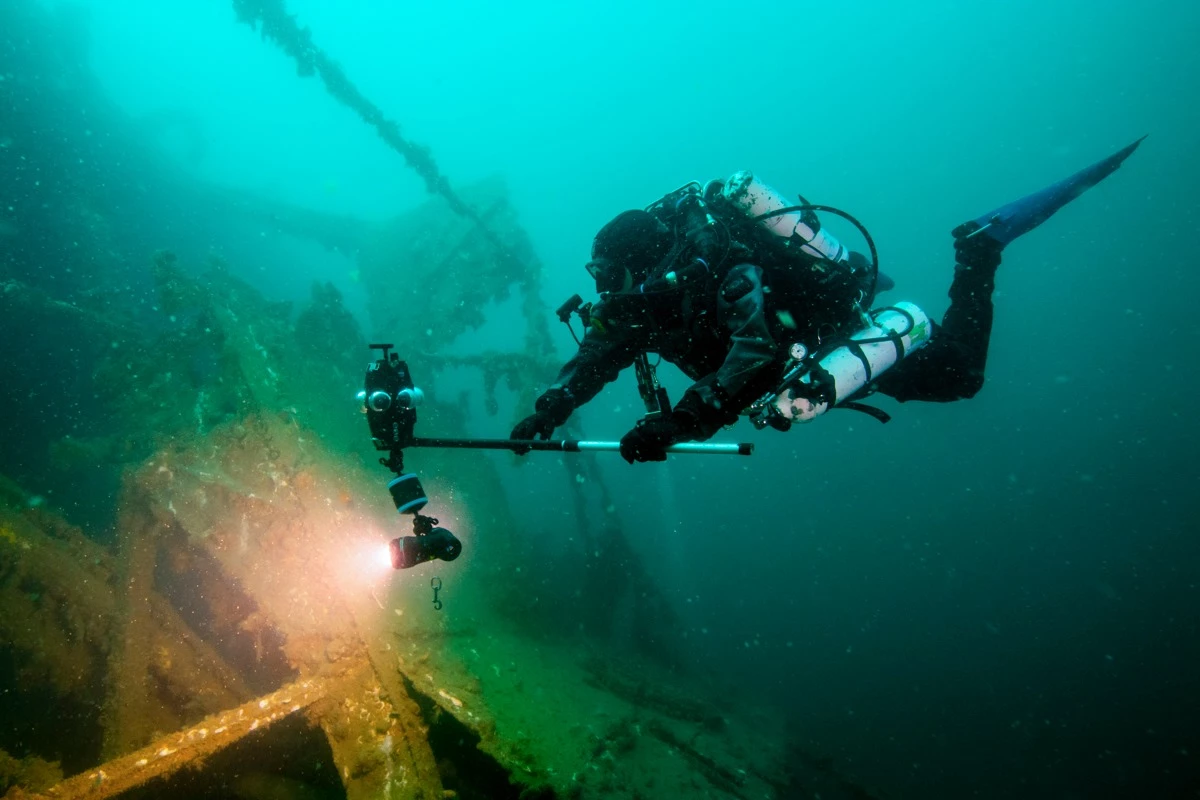 The Mantis Sub, with a light and monopod attached