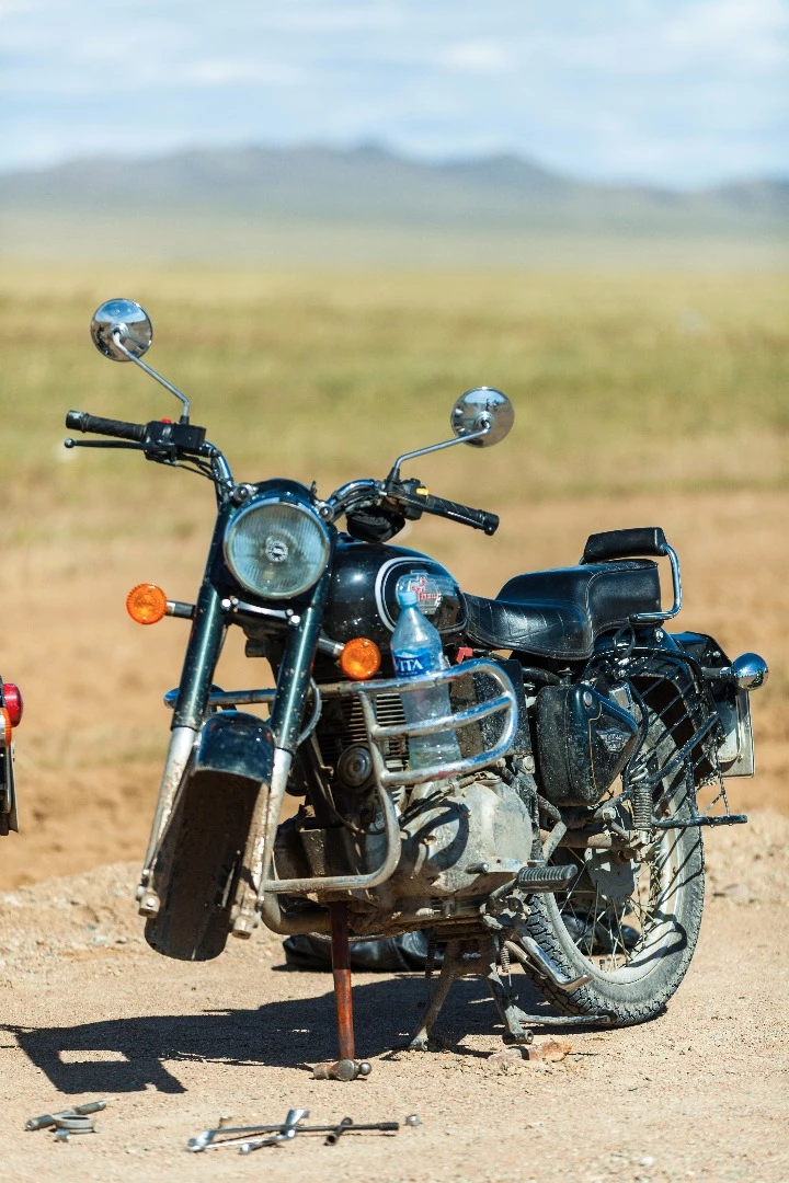 Strangely, our first tyre blowout happened within minutes of hitting the trans-Mongolian highway that's currently under construction. It was closely followed by our second. Between Tsaaganuur and Ayag nuur