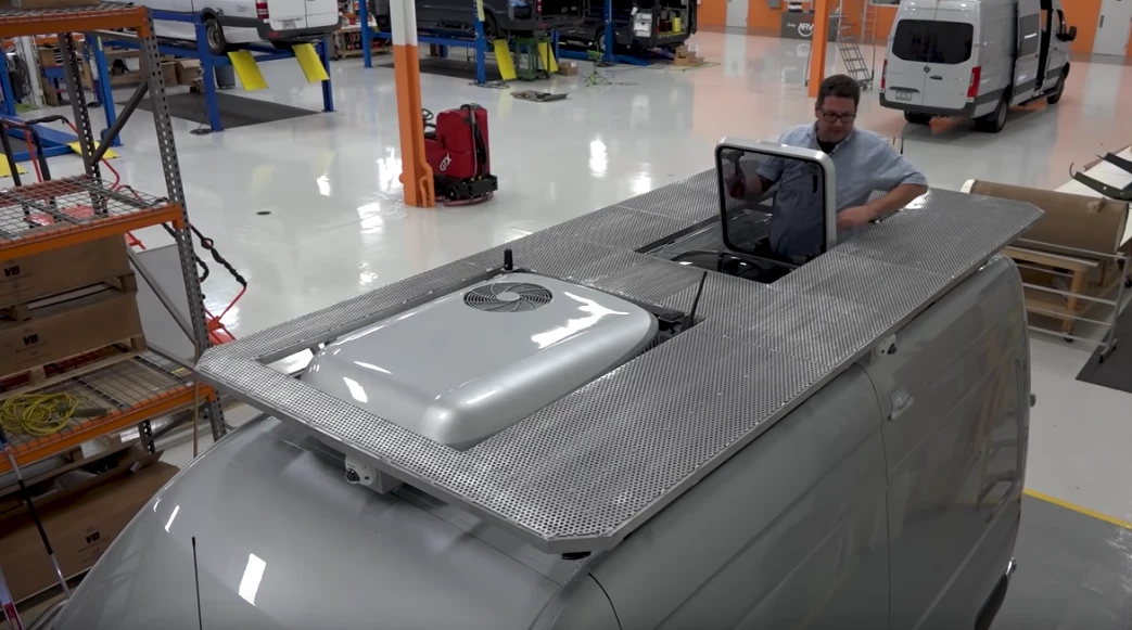 Replacing a conspicuous outer ladder is hatch access to the roof rack