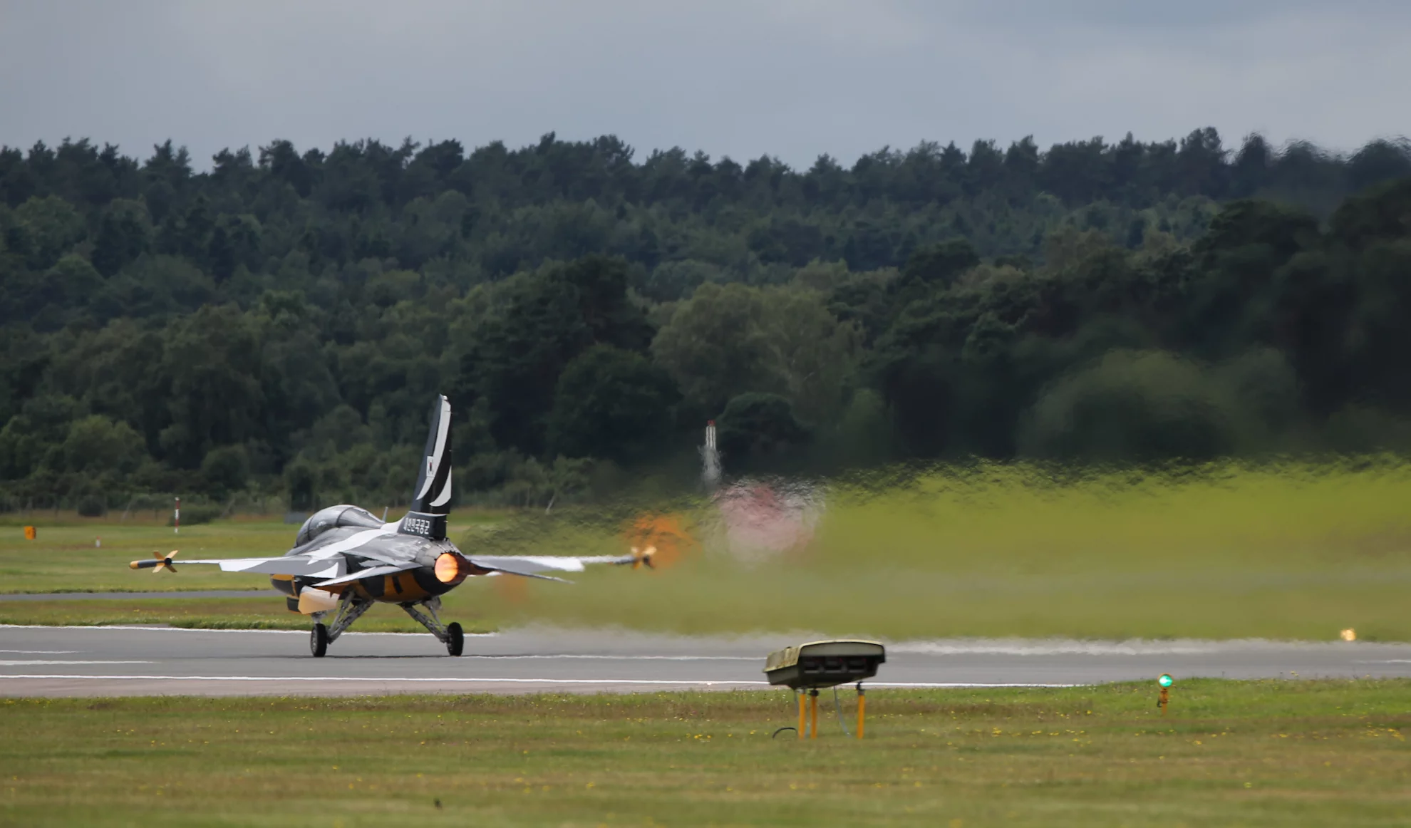The Korean T50B added a splash of color to Farnborough's overcast sky (Photo: Gizmag)