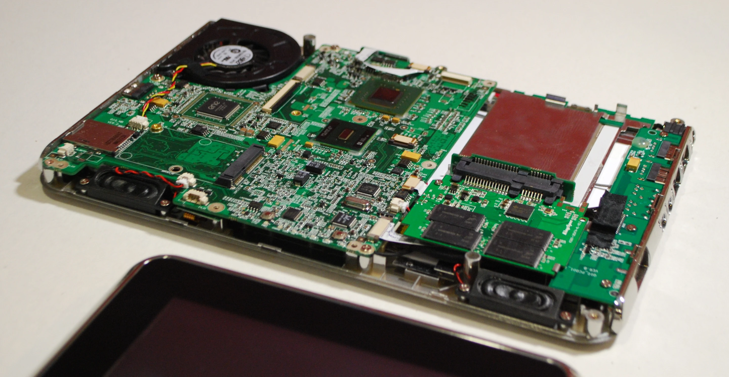 Inside the Slate - an Intel Atom 1.66 GHz Pineview-M N450 processor supported by 2GB of DDR2 memory