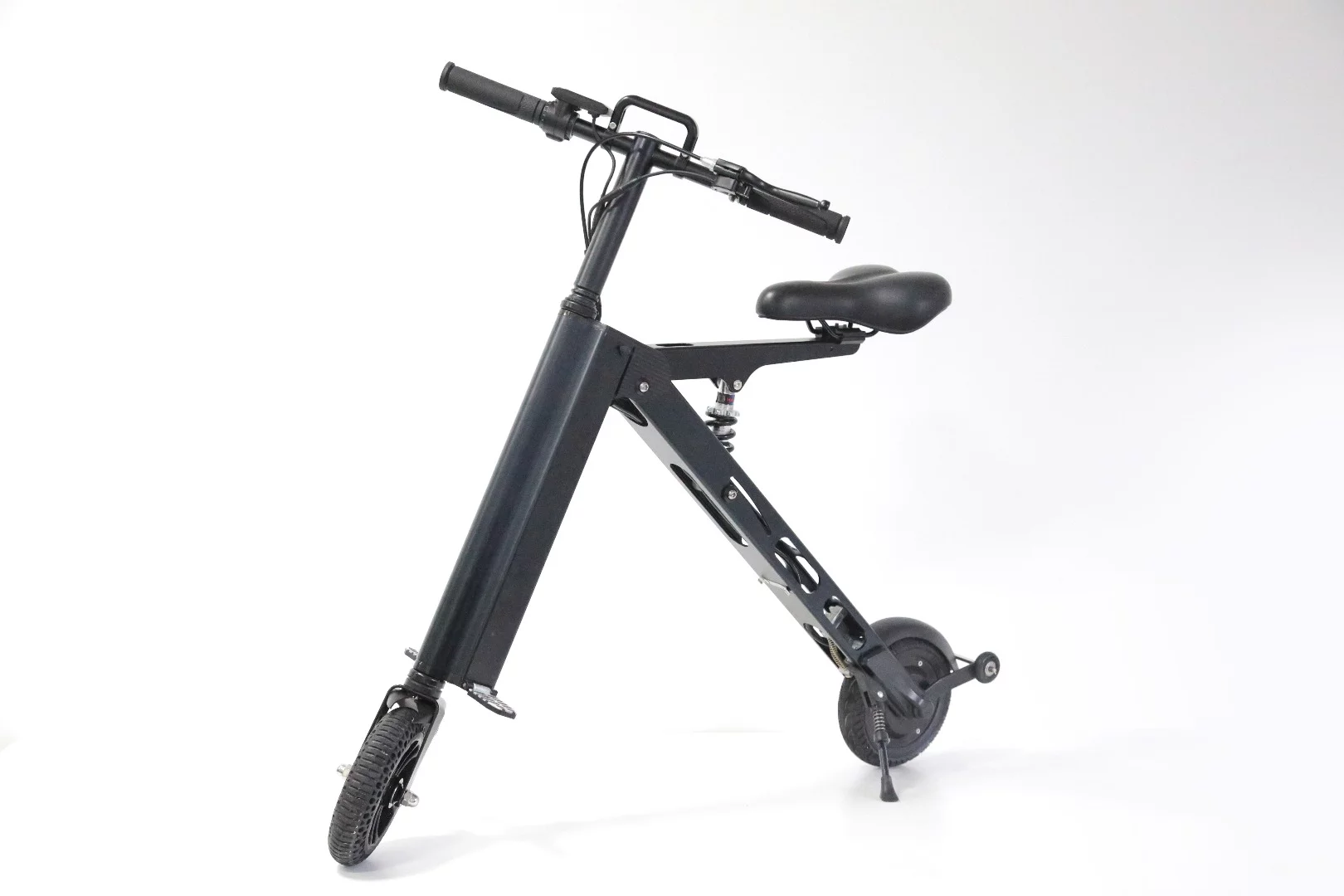 The eScooter's 36 V/7.2 Ah battery is housed in the front pipe, and charged using a connection to the top left