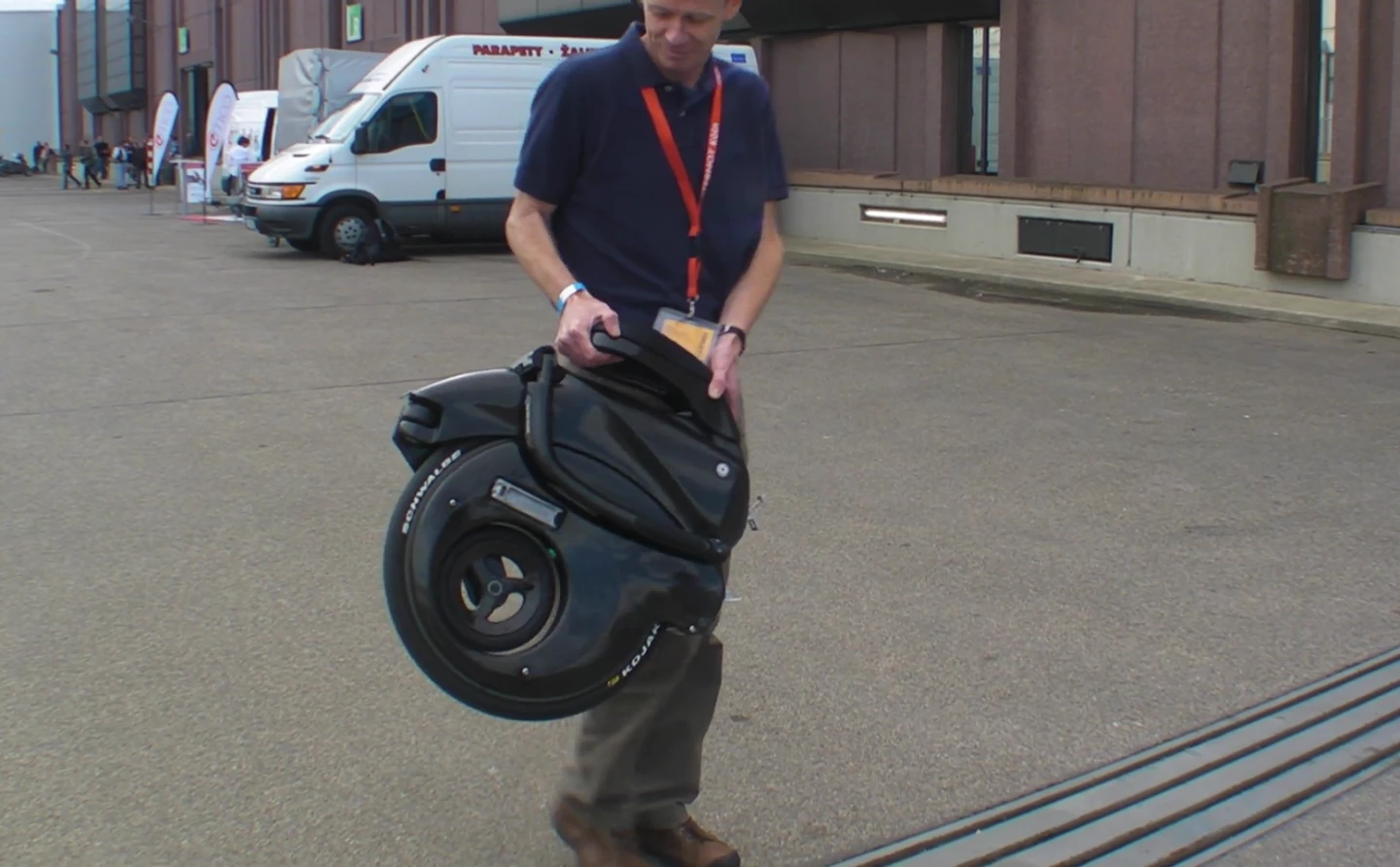 That's Gizmag's Editor-in-chief Noel McKeegan holding the Yikebike - the current benchmark for the smallest and lightest production mobility device. It's a carbon fiber, electric penny farthing that weighs just over 10 kg - it'll take you 10 km at 25 km/h. On the family tree of invention, it is far more closely related to your electric toothbrush than your car. The Yikebike is a stand-out in applying miniaturization to create new and more efficient transportation appliances, but there will be more.