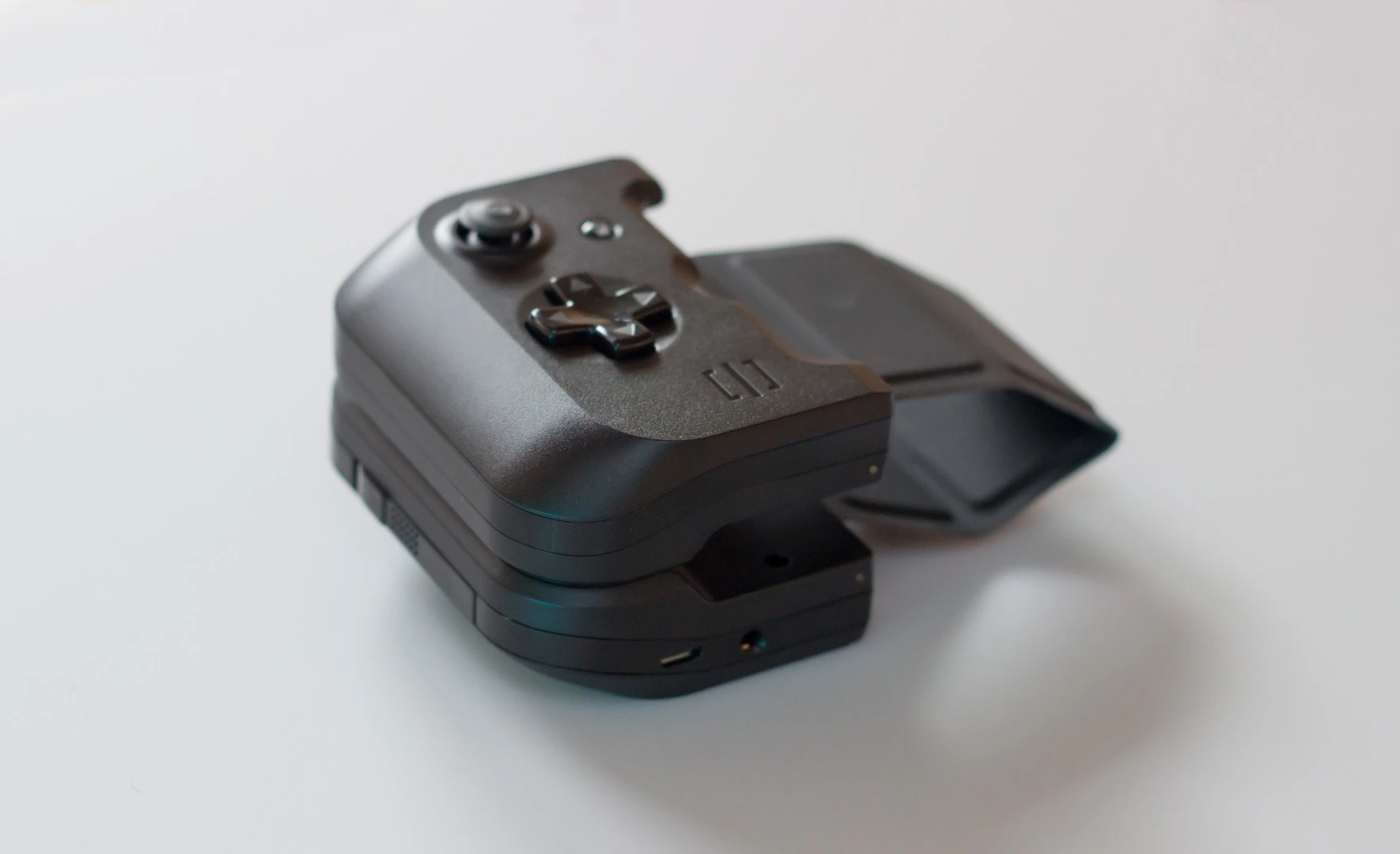 When you aren't using Gamevice, the two sides snap magnetically together for easier transportation
