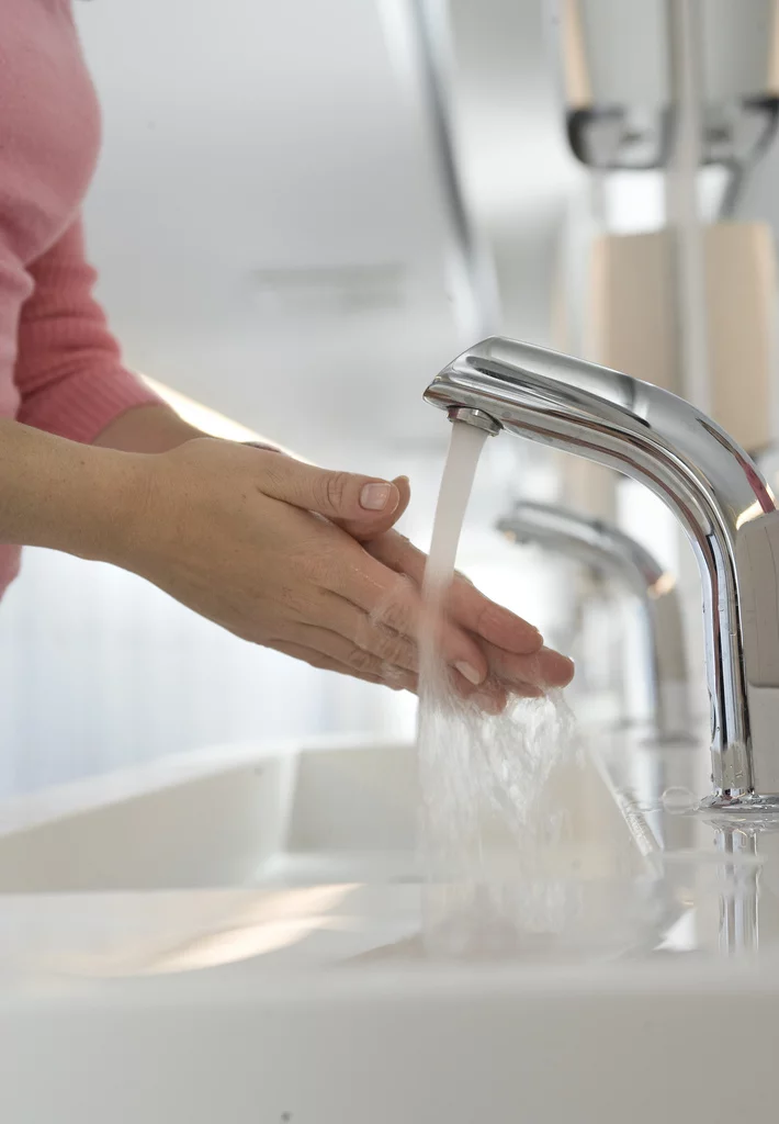 A study has shown that more bacteria are present in water dispensed from hands-free electronic-eye faucets, than in that from conventional faucets(Photo: SCA Svenska Cellulosa Aktiebolaget)