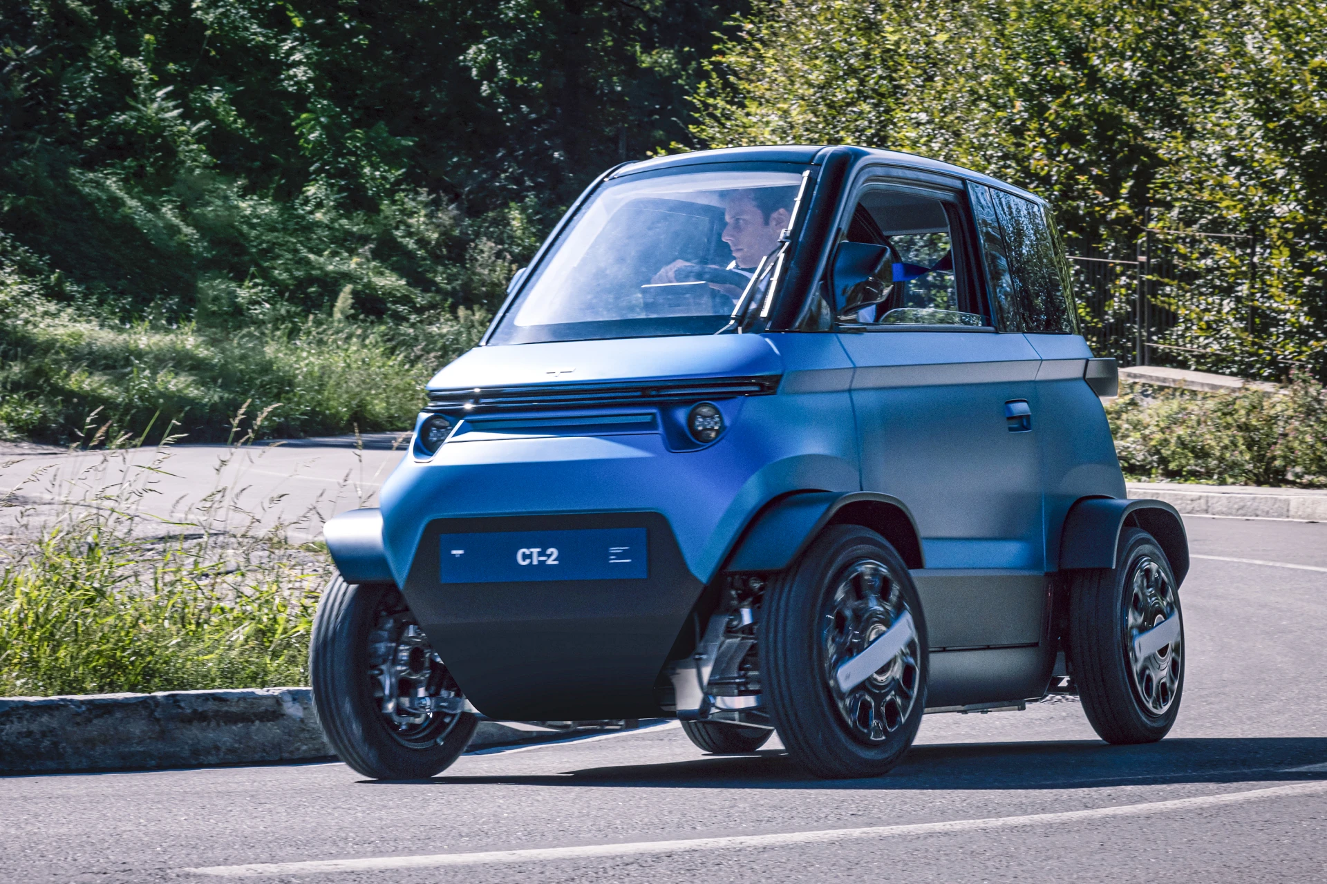 'City Transformer' microcar widens wheel track for high-speed stability