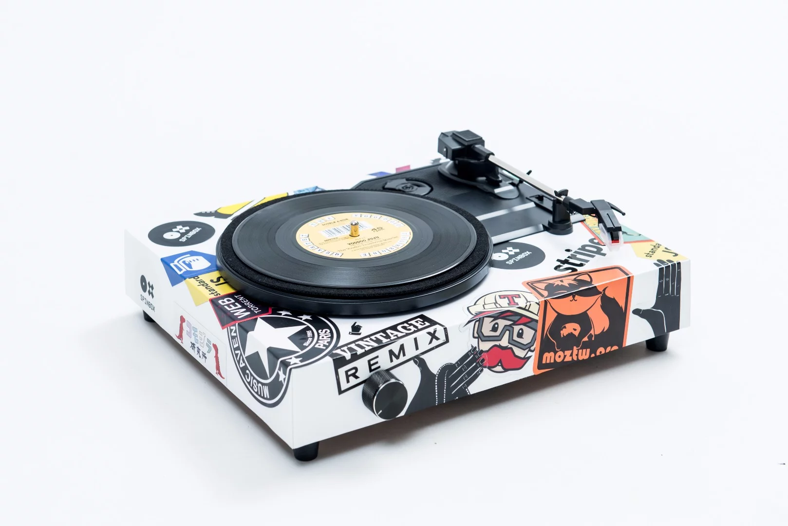 The outer shell is made from water-repellent cardboard, which will come in black, natural or marble styles, but can also be personalized to suit a user's style using nothing more than a few Sharpies