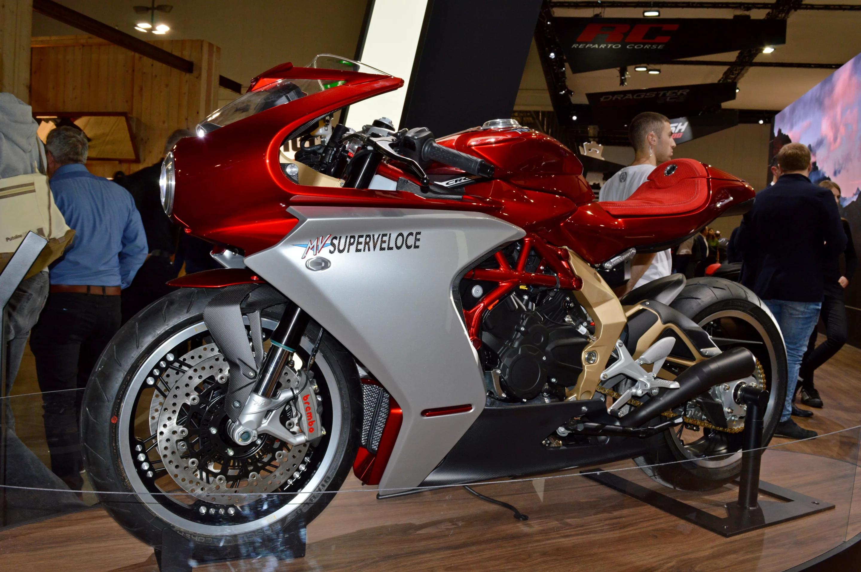 The MV Agusta Supervelocce is based on the three-cylinder F3 model and constitutes the base model of the eclectic Serie Oro special that was introduced last year at EICMA