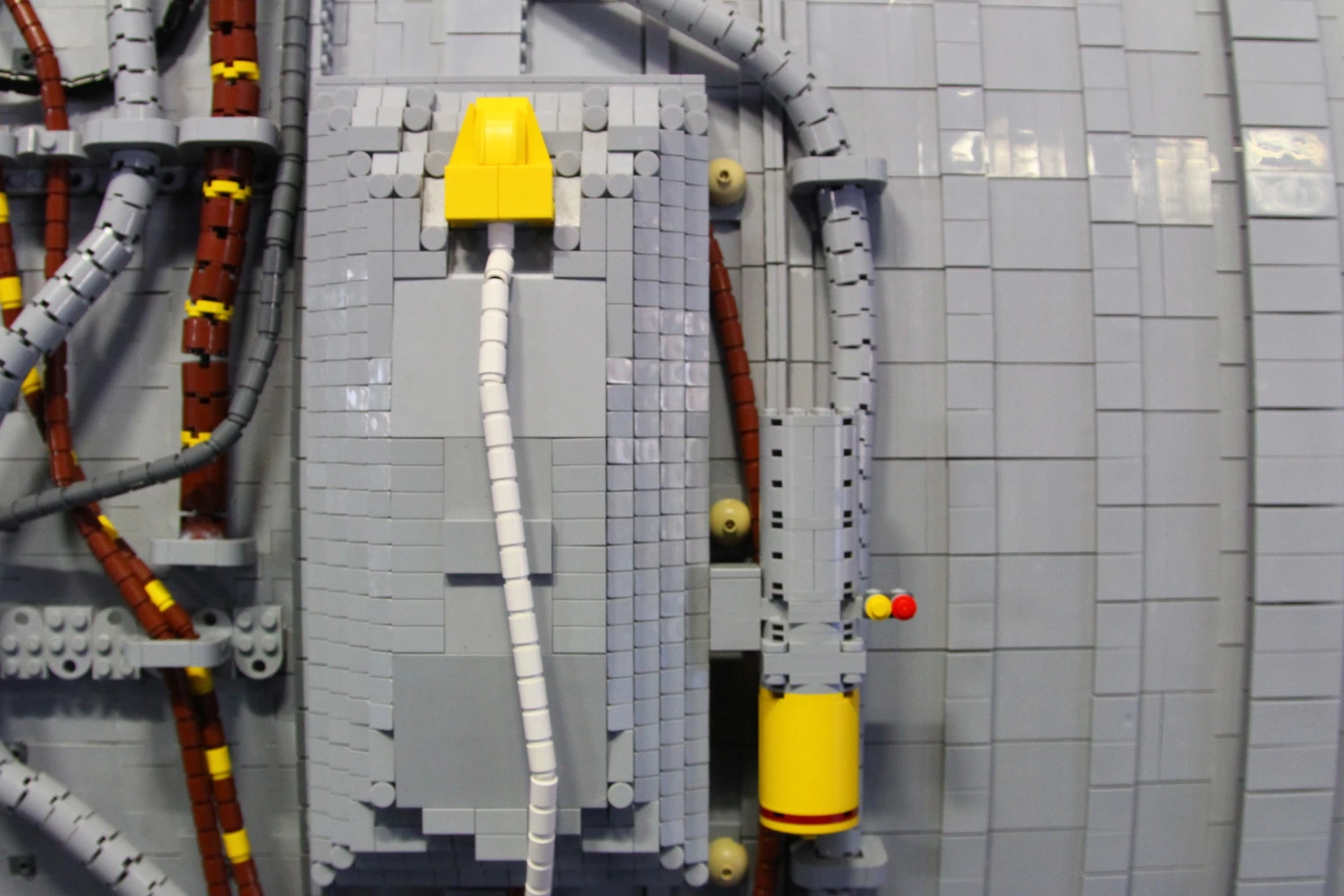 The model weighs in at 307 kg (677 pounds), is 2 meters (6.6 feet) in length and 1.5 meters (4.9 feet) across (Photo: Gizmag)