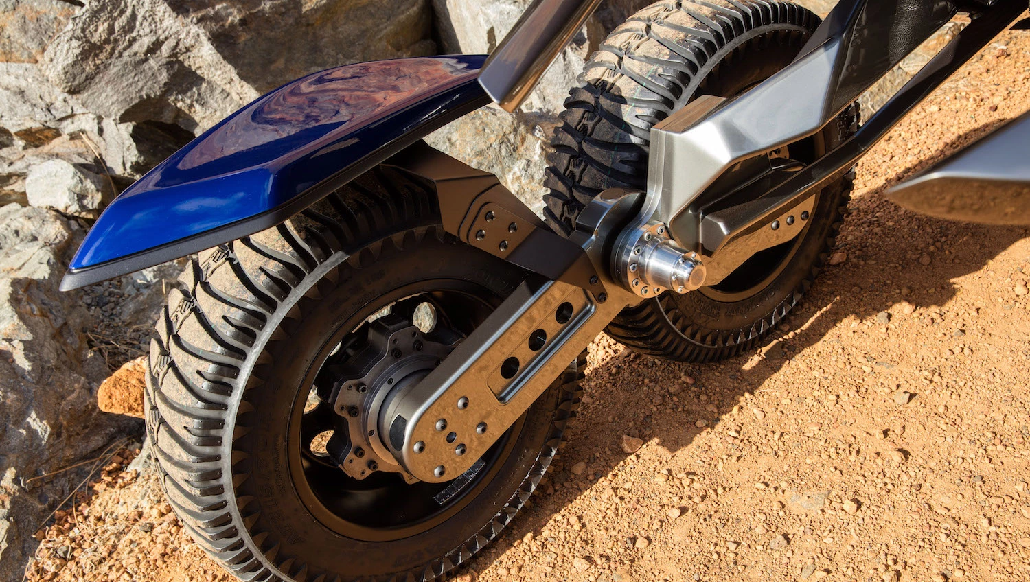 Ferox Azaris: rocker arms contain fluid channeling to send drive to the wheels