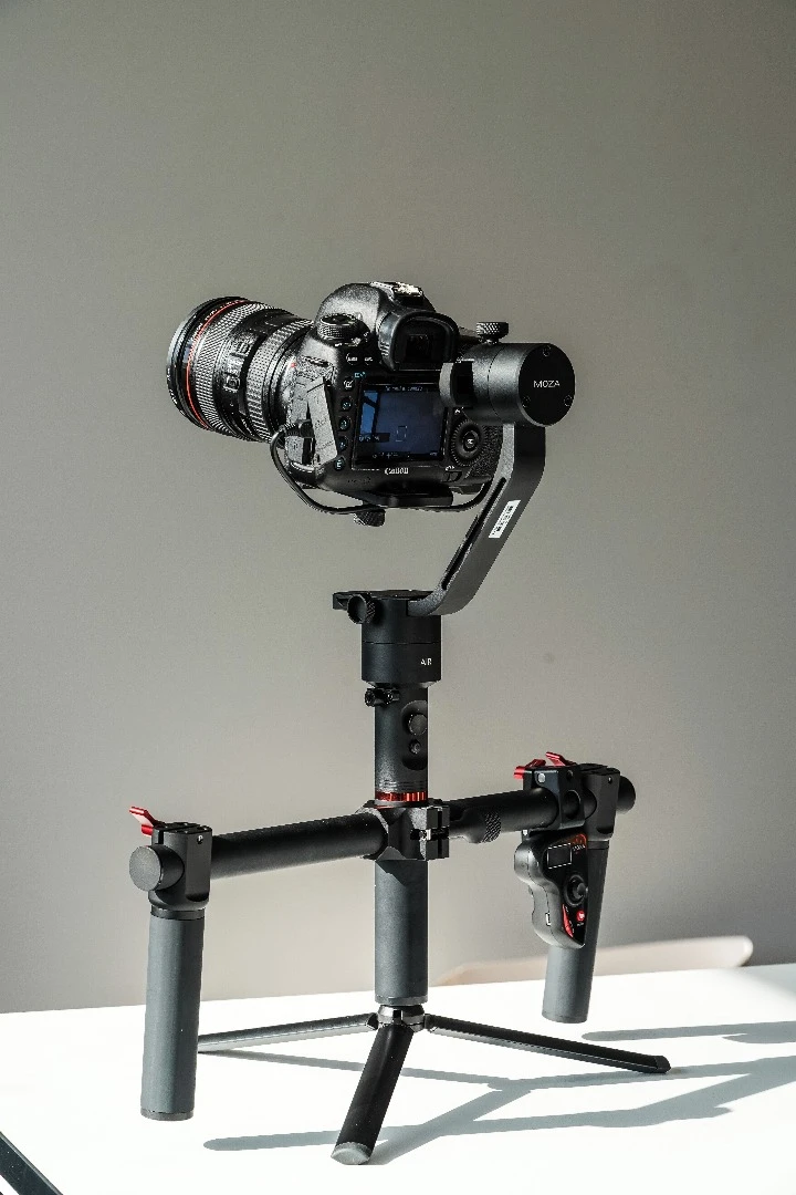Moza Air: double handles plus the tripod mount
