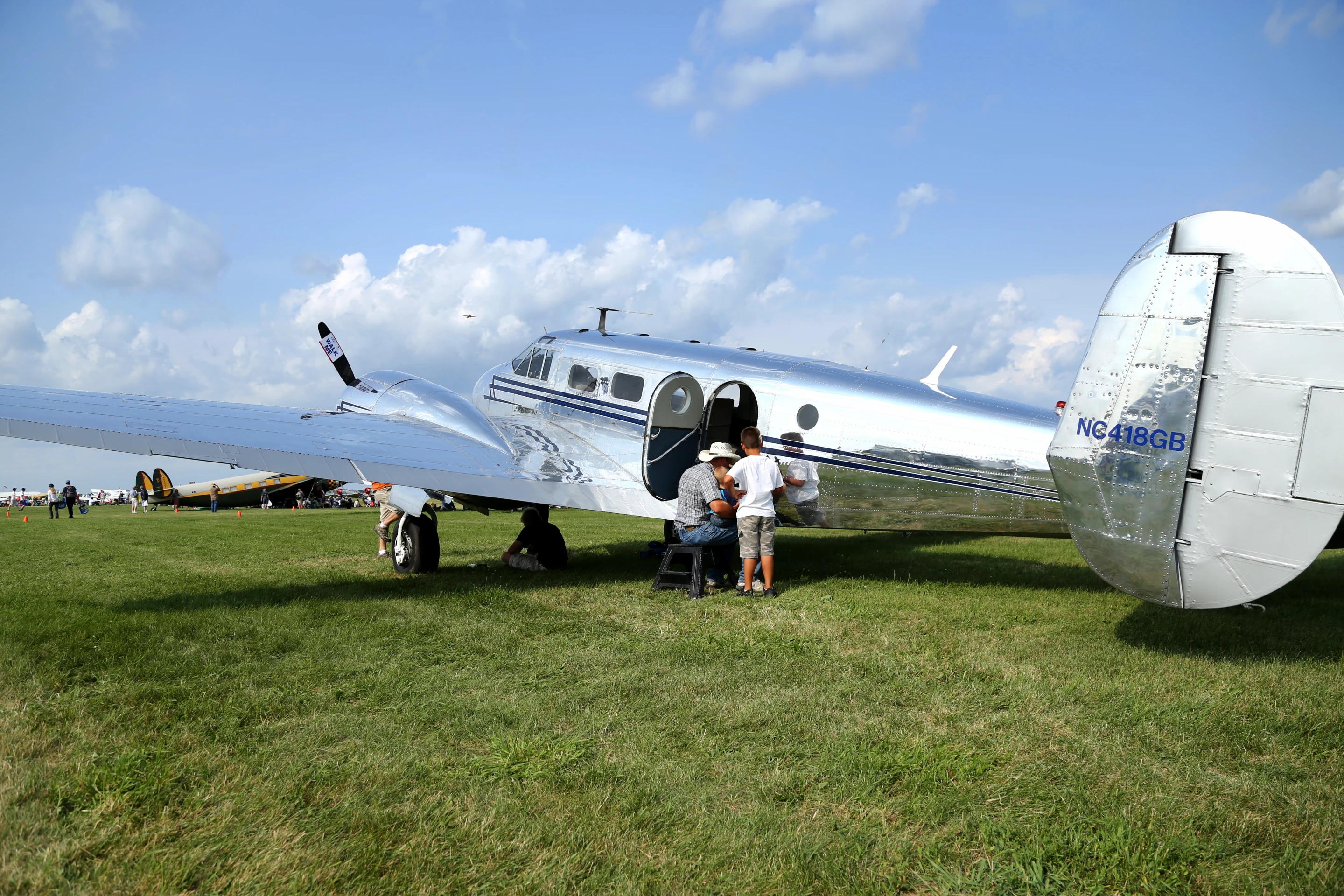 An all-metallic classic relaxes on the field (Photo: Angus MacKenzie/Gizmag.com)