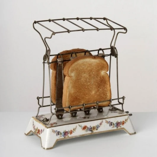 The first U.S. patent for an electric toaster was made in 1909 by General Electric for an appliance surrounded by a wire cage to hold the bread. This model, the D-12, is considered the first commercially successful toaster in U.S. history