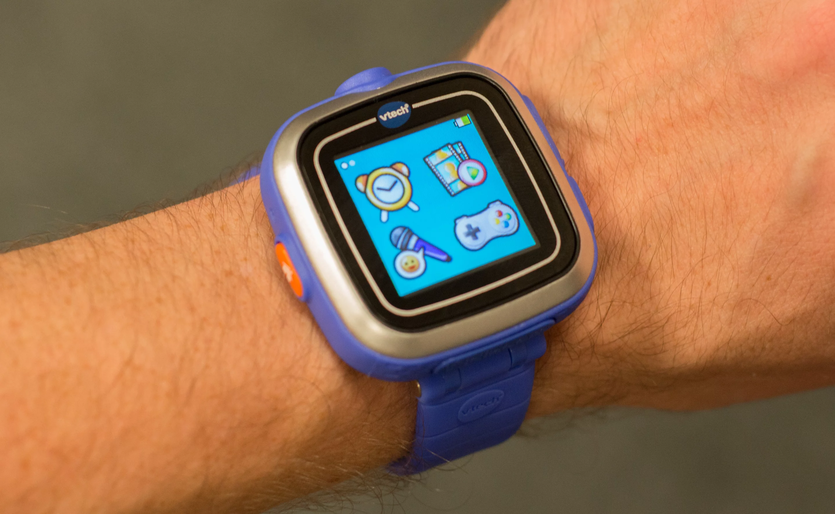Yes, I'm a grown man wearing the VTech Kiddizoom Smart Watch (Photo: Simon Crisp/Gizmag.com)
