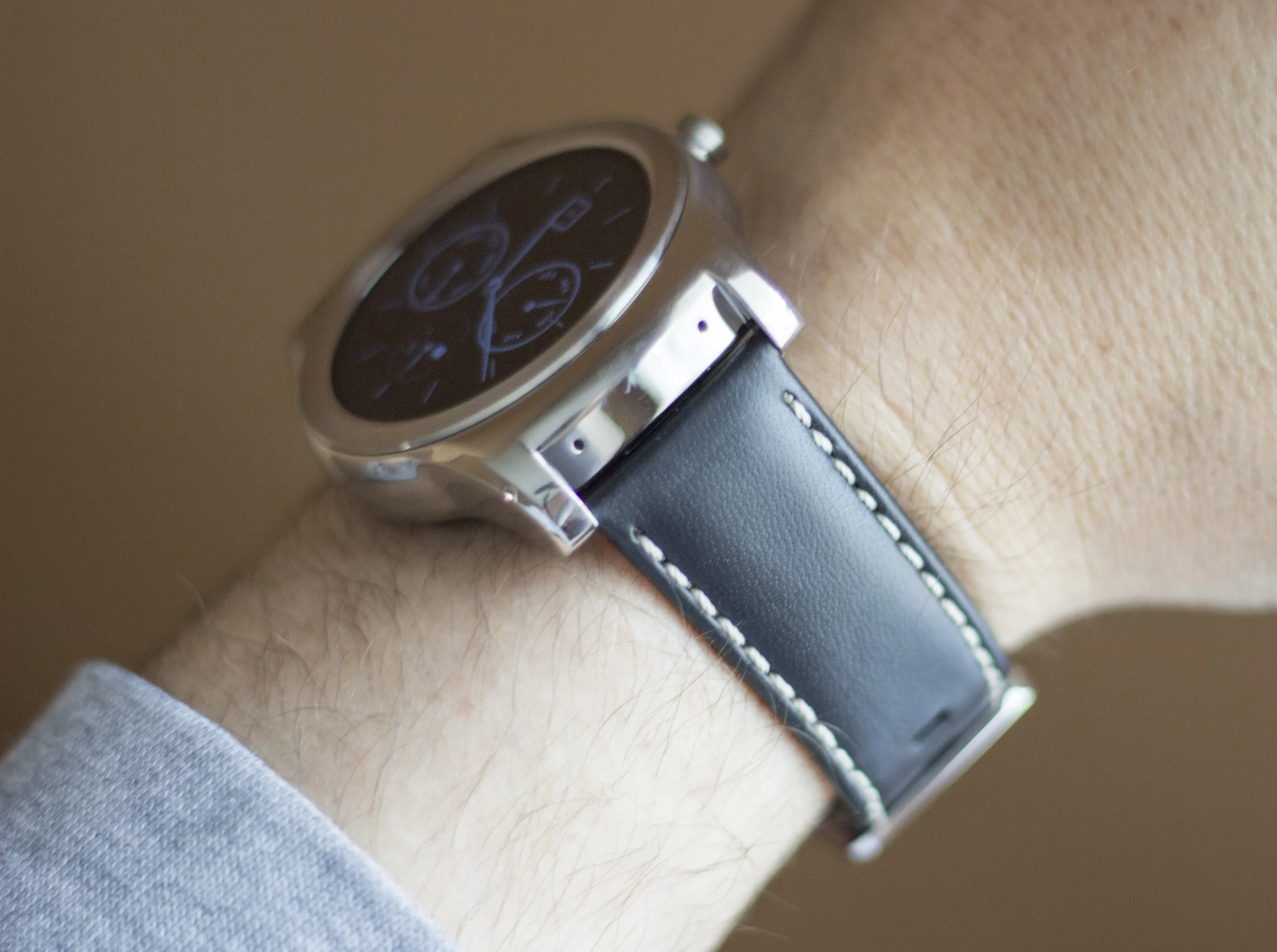 The Urbane ships with a leather band by default (Photo: Will Shanklin/Gizmag.com)