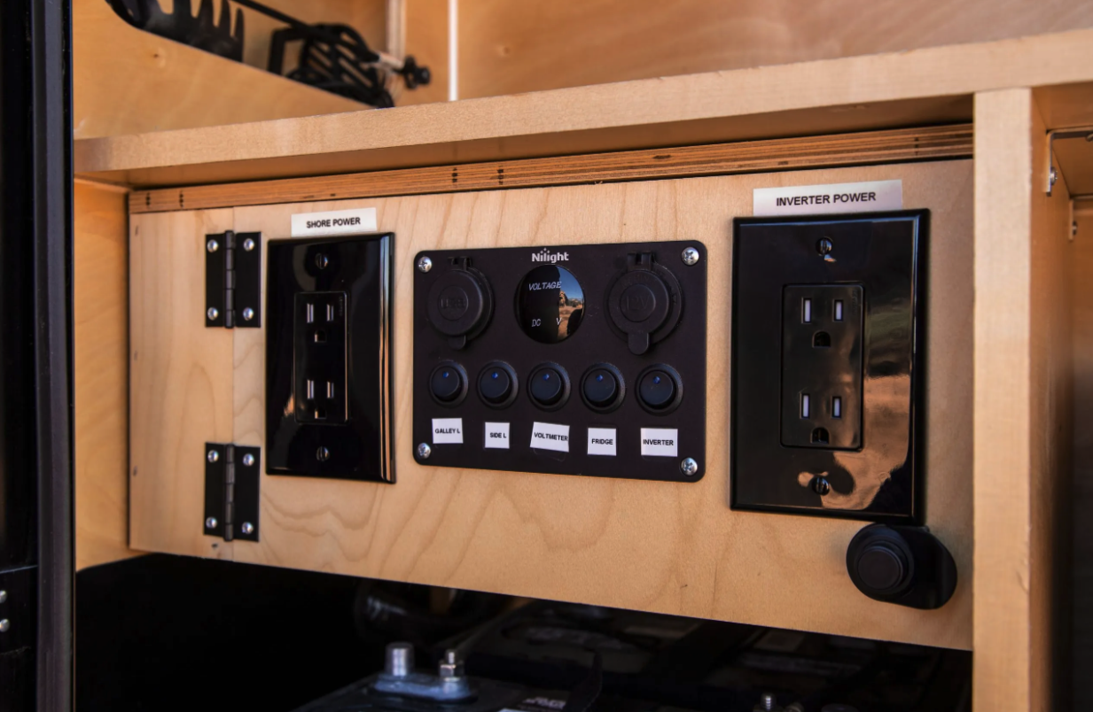 The electrical box brings an inverter, switches, extra outlets and more, leaving space for one or two batteries