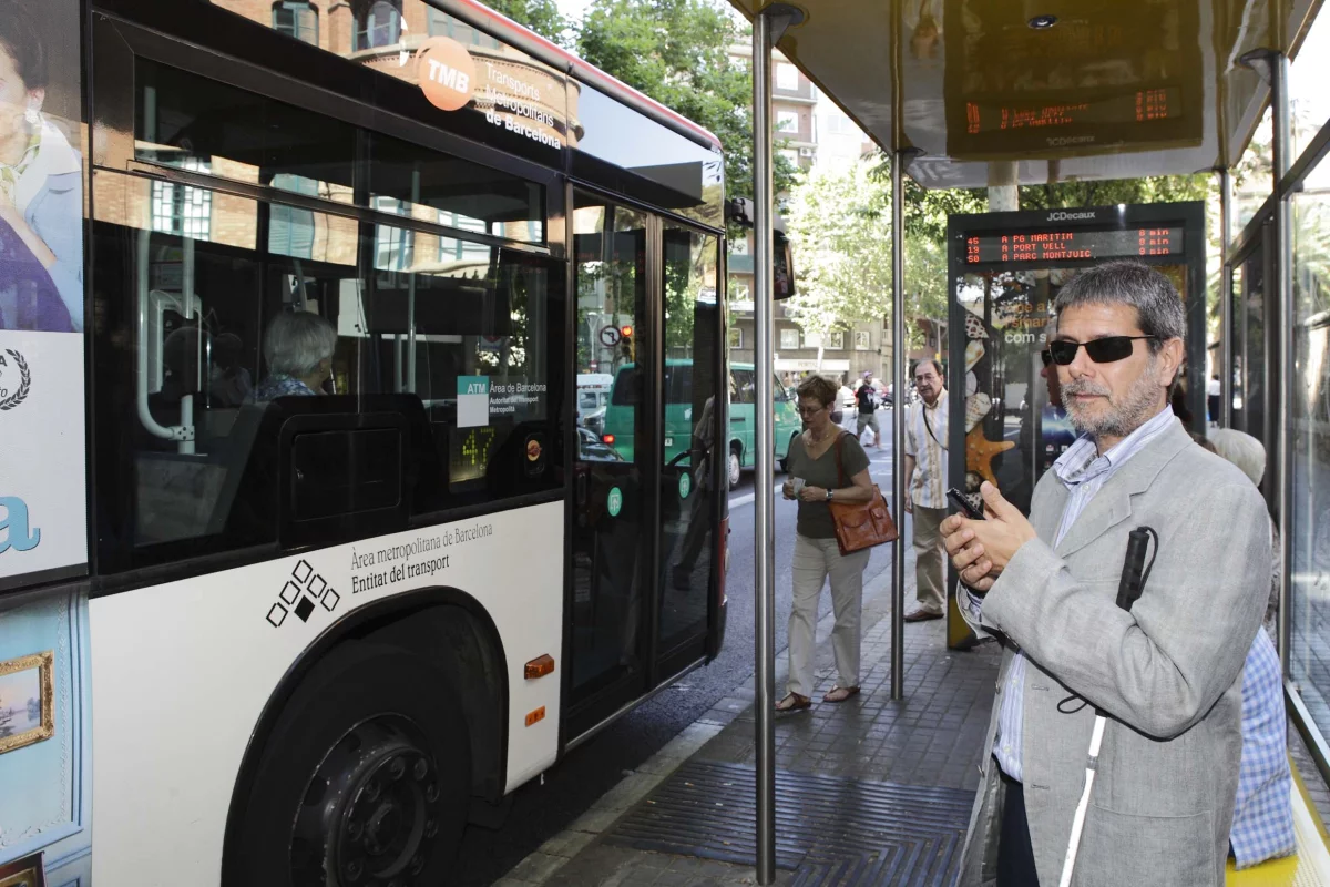Main researcher Jordi Roig, using the OnTheBus app