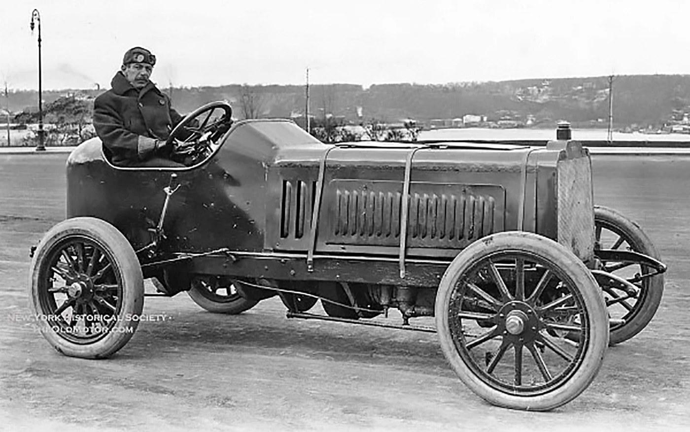 French auto maker Darracq began making cars in 1896, and by 1904 was seeking to heighten its profile with an attempt on the car speed record. Darracq produced a new 100 hp 11,259 cc four-cylinder car designed by Paul Ribeyrolles specifically for the land speed record attempt and on 13 November 1904, factory driver Paul Baras recorded a speed of 104.52 mph at Ostend in Belgium to take the record.