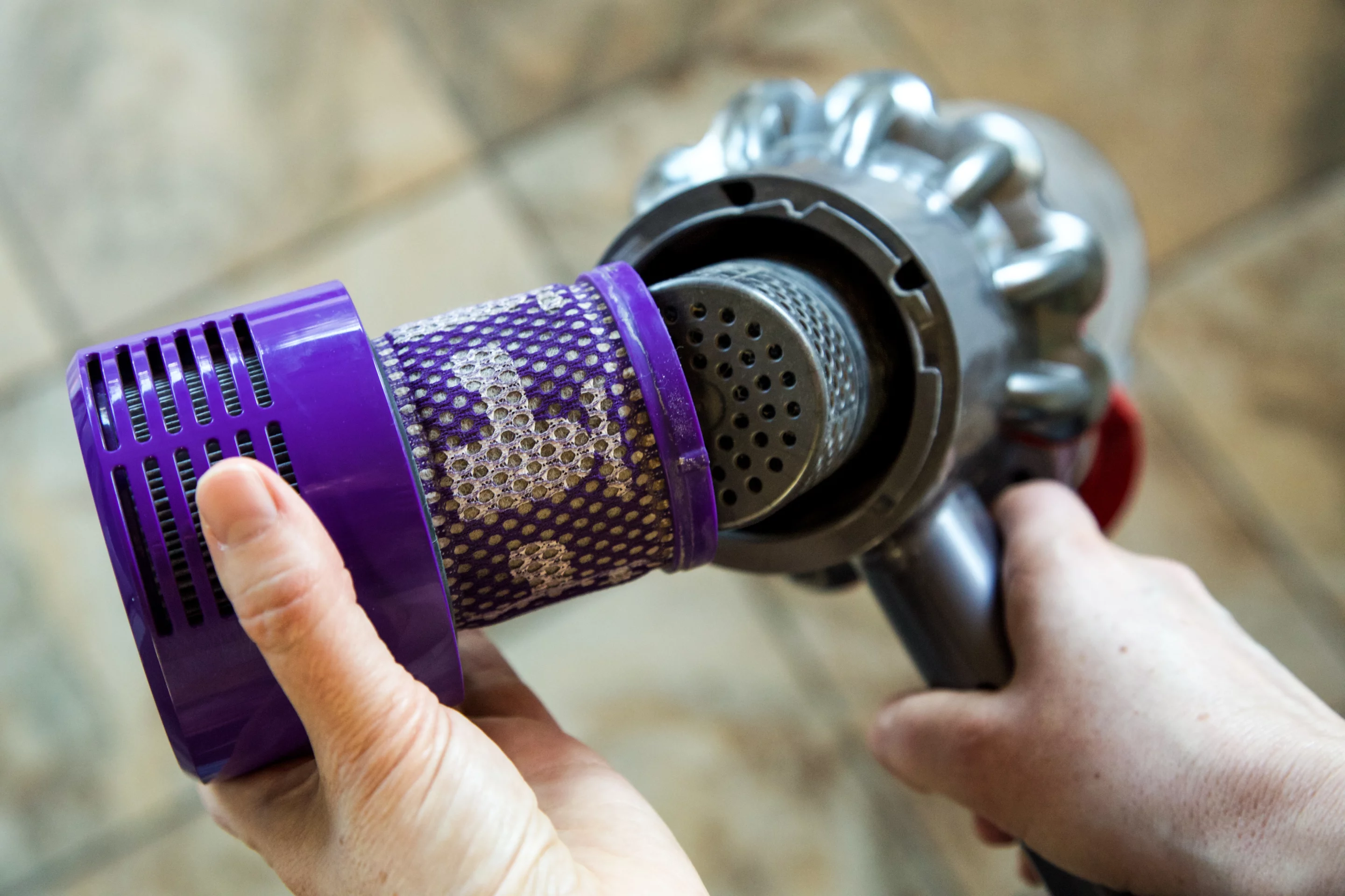 The V10 filter can easily be removed for cleaning