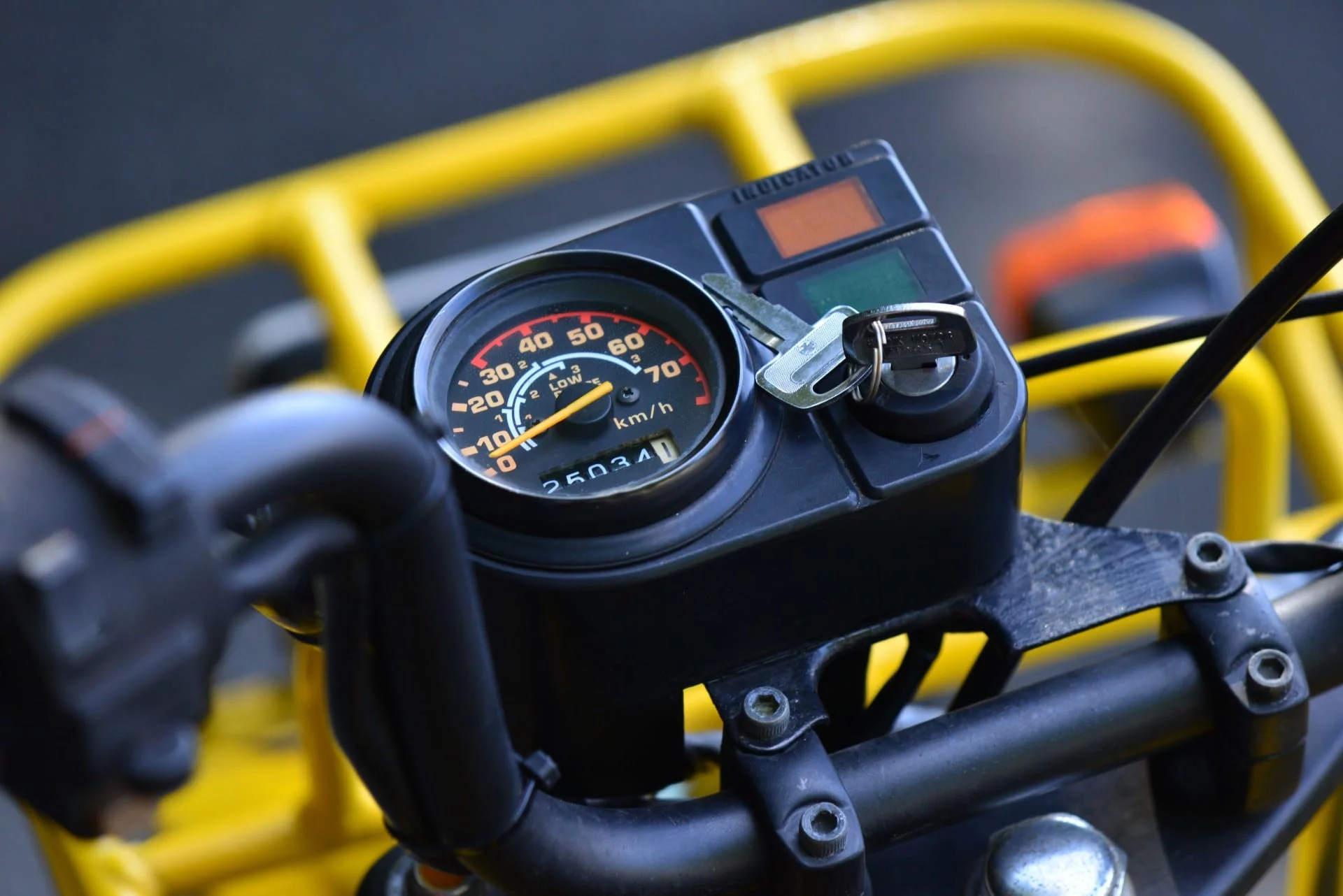 The odometer reads 25,034 km (15,555 miles) and Mecum states that it was last fired up in September 2024