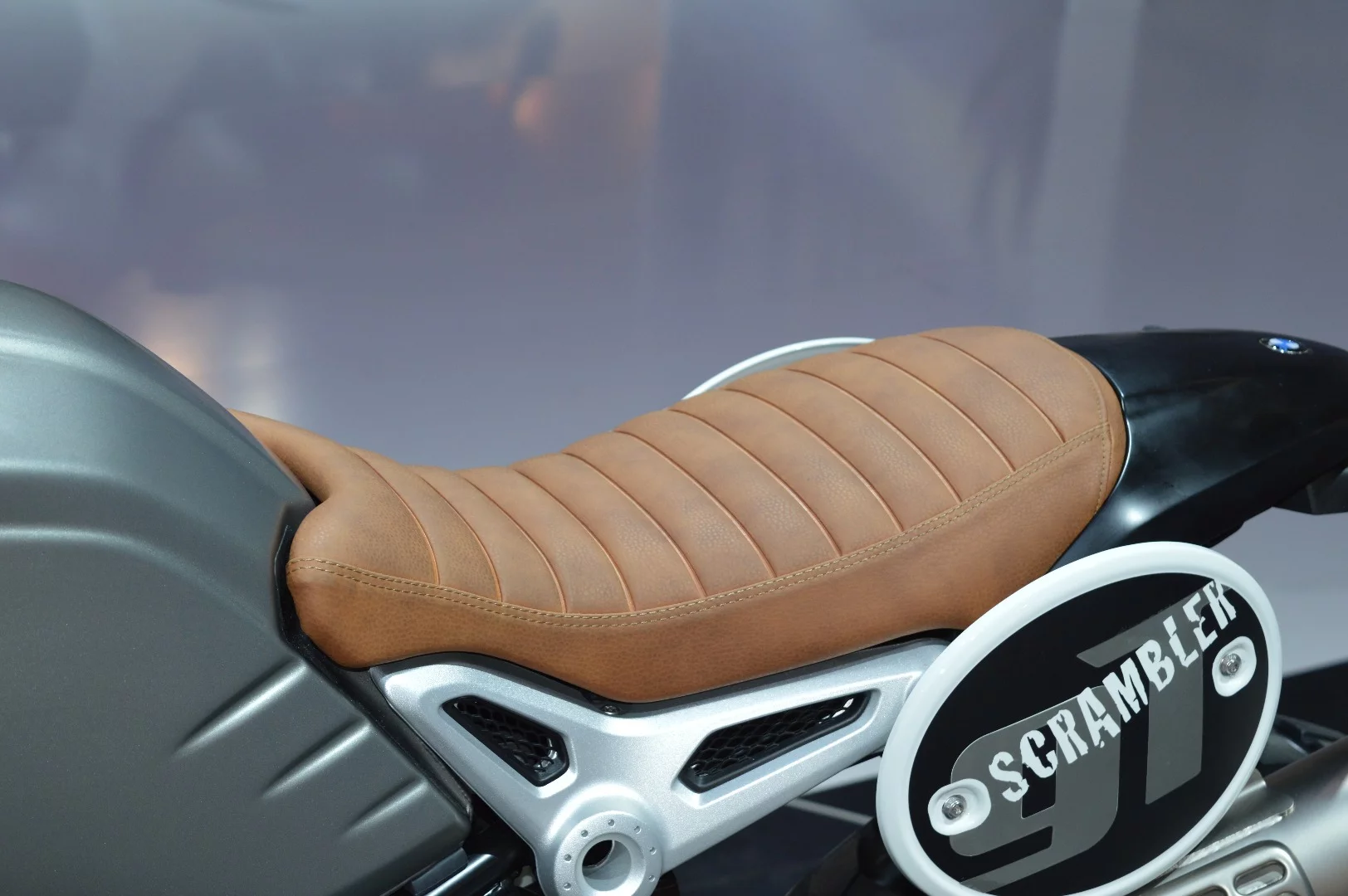 "Patinised leather look" seat on the new BMW R nine T Scrambler