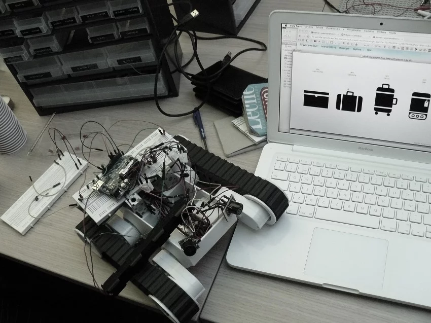 Hop! contains three receivers which communicate with an app running on the traveler’s smartphone, via Bluetooth