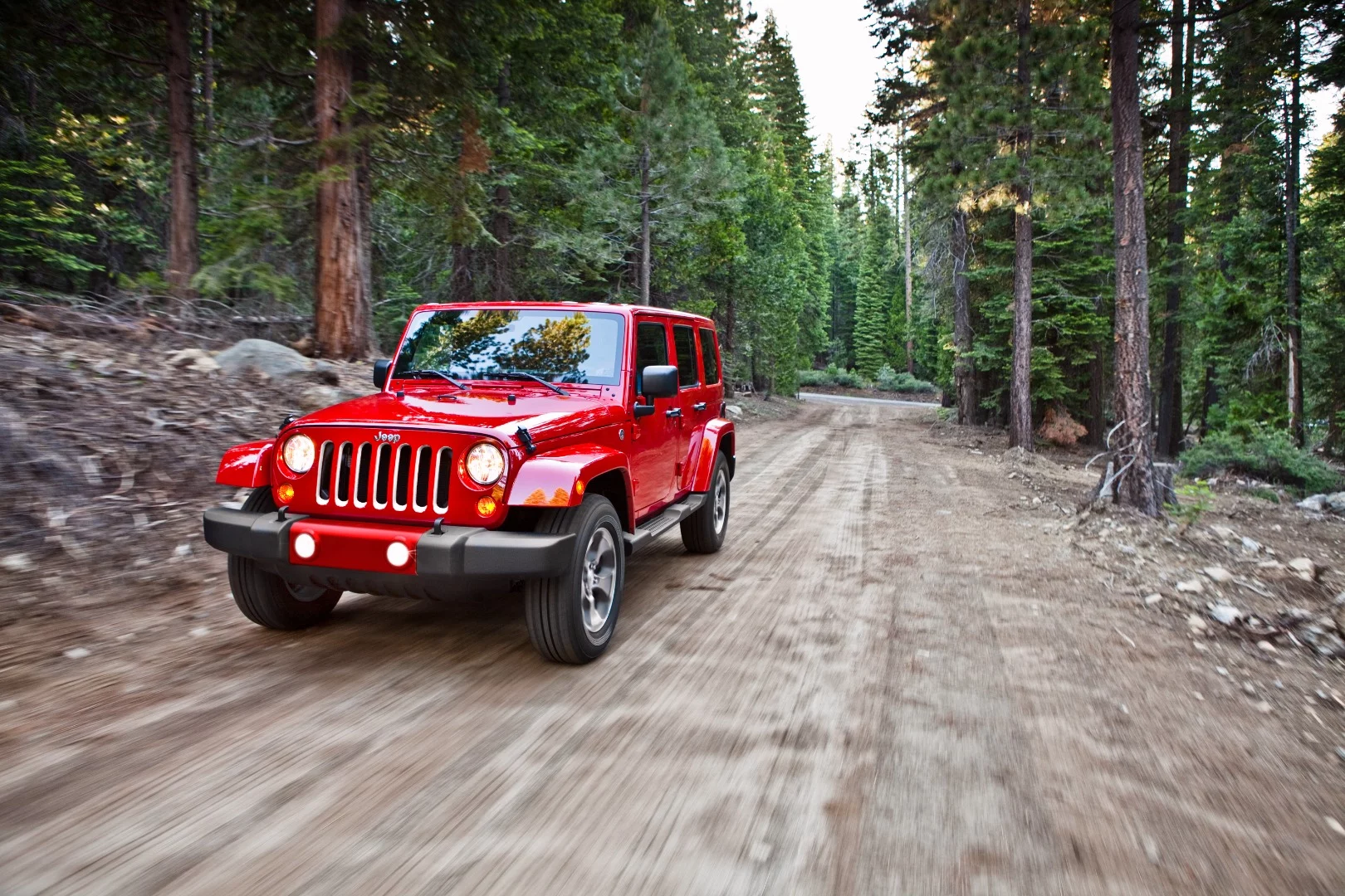 On the exterior, the new Wrangler retains the well-recognized slotted grille and round headlamps that have defined this SUV since it first appeared