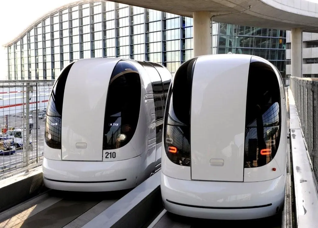 Designed by UK-based company ULTra PRT, the system consists of 22 podcars, operating on 2.4 miles (3.86 km) of track
