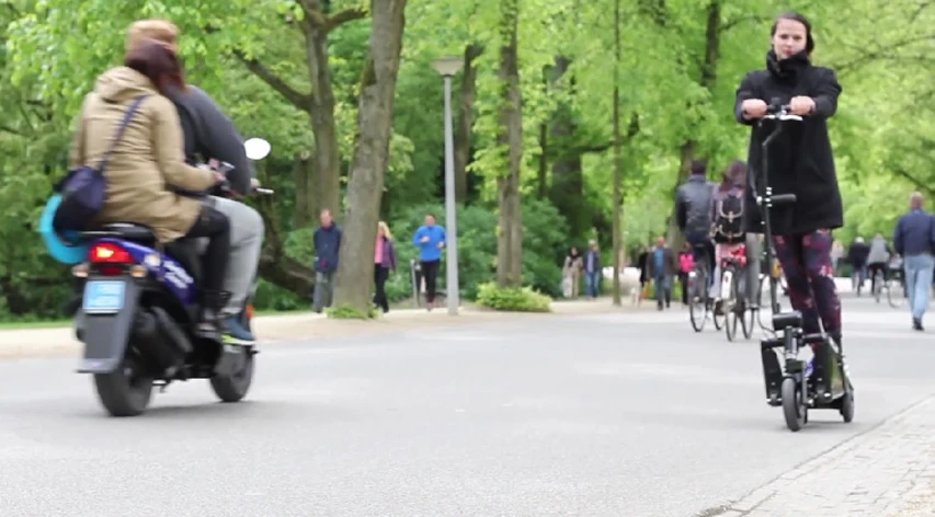 Using a 500-700 W motor, the Trikelet reportedly has a top speed of 20 km/h (12 mph) with electricity consumption under full load anticipated to be around 1kWh per 70 km (43.5 mi)