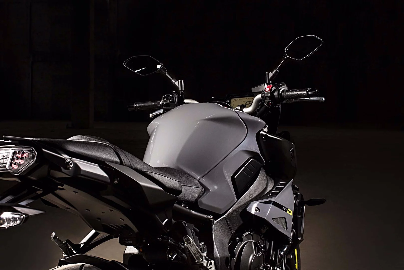 Yamaha MT-10: angular tank