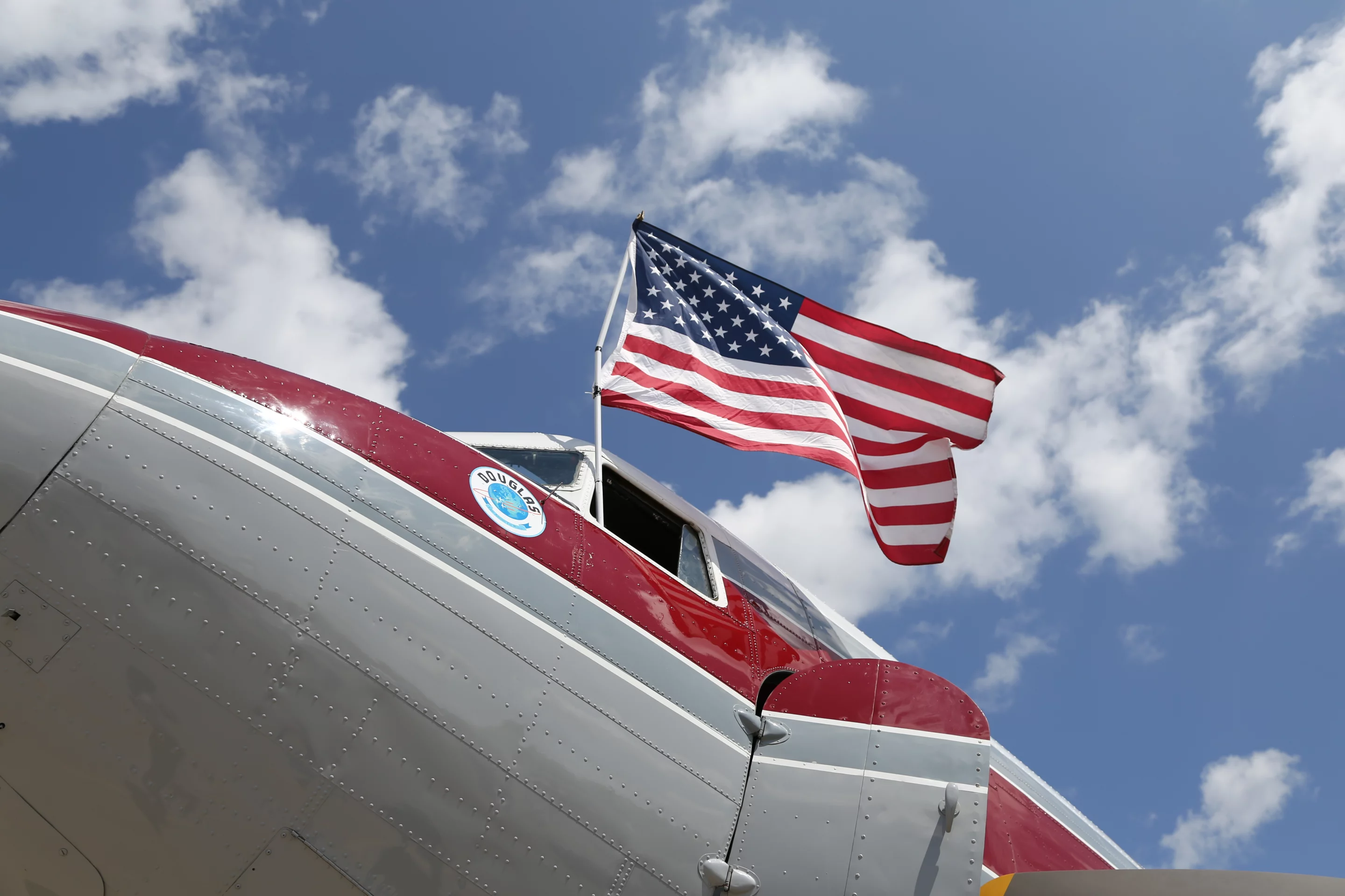 A DC-3 sporting the US flag (Photo: Angus MacKenzie/Gizmag.com)