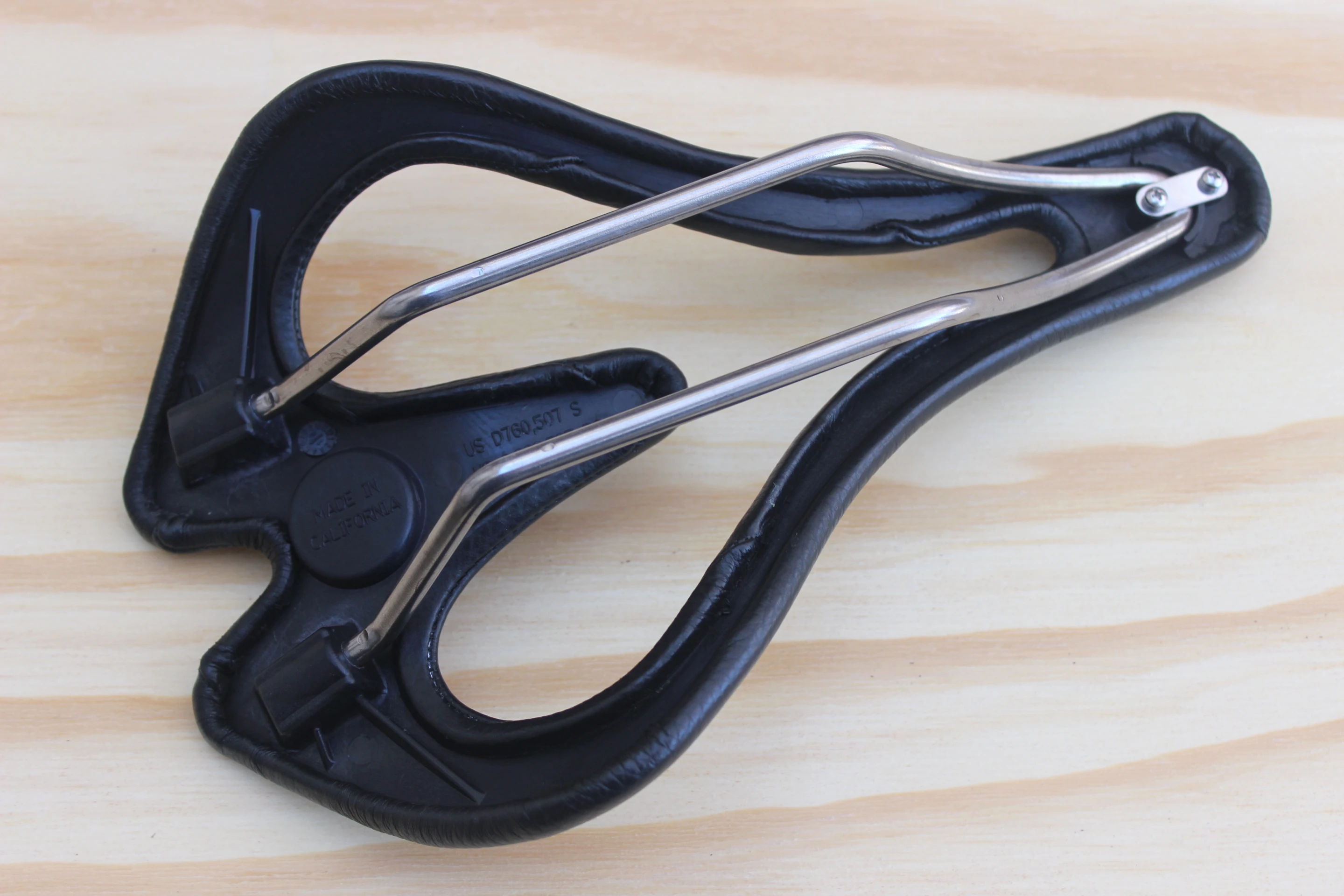 The Infinity Seat E2 tips the scales at 245 grams, and features a flexible polymer body, steel alloy rails, and neoprene closed-cell padding that's hand-wrapped in Italian leather