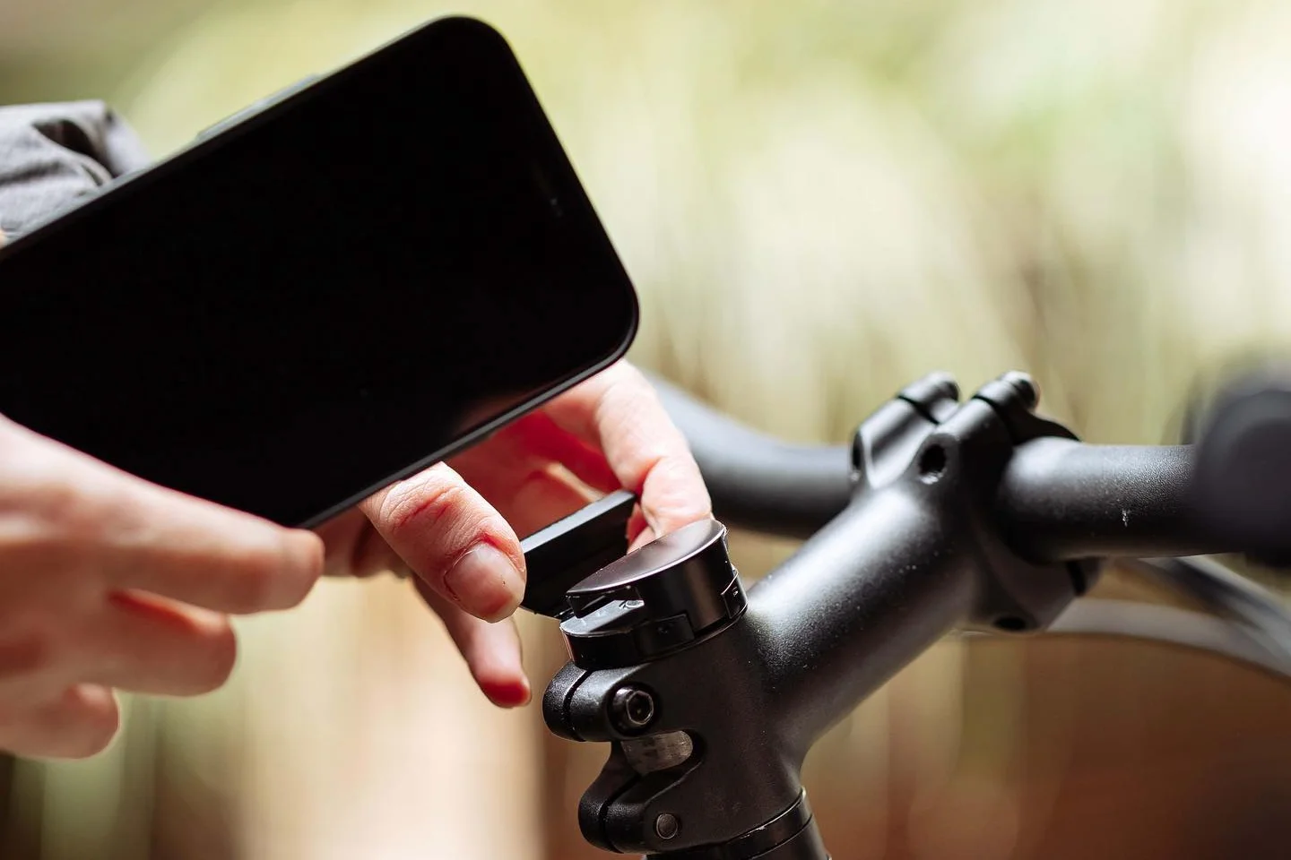 Stem-cap-replacing Micro smartphone mount hides in plain sight